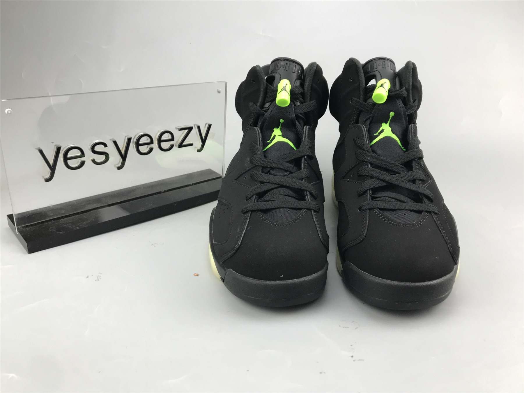 UA AIR JORDAN 6 RETRO 
