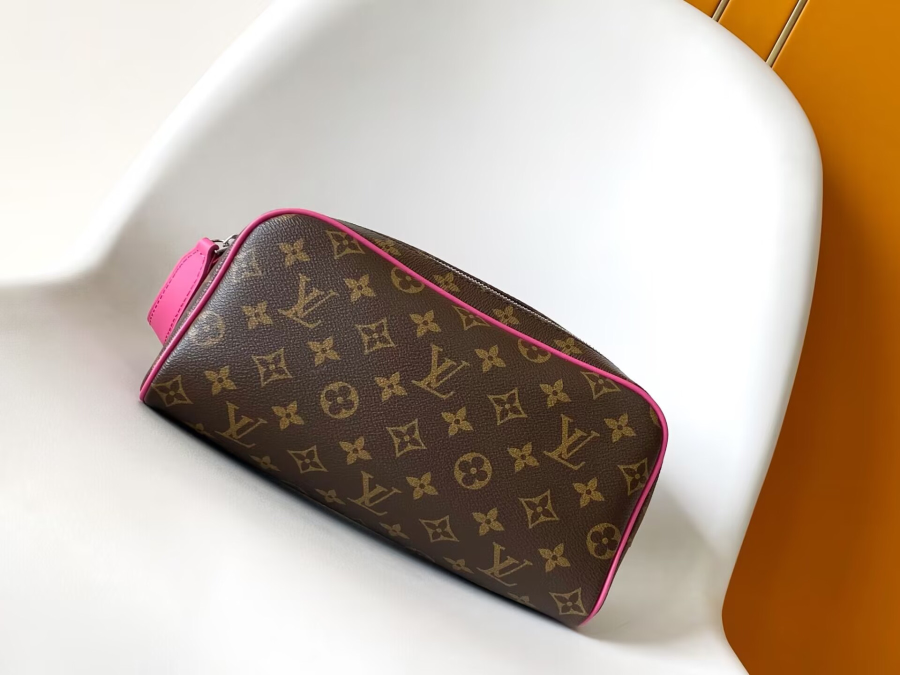 LV Dopp Kit M12641 28x15x16.5cm