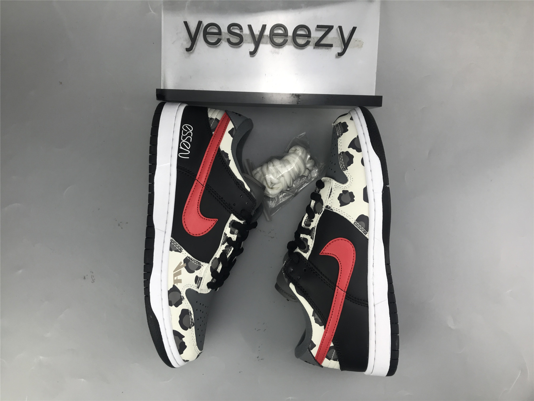 UA NIKE SB DUNK LOW BLACK RED COW