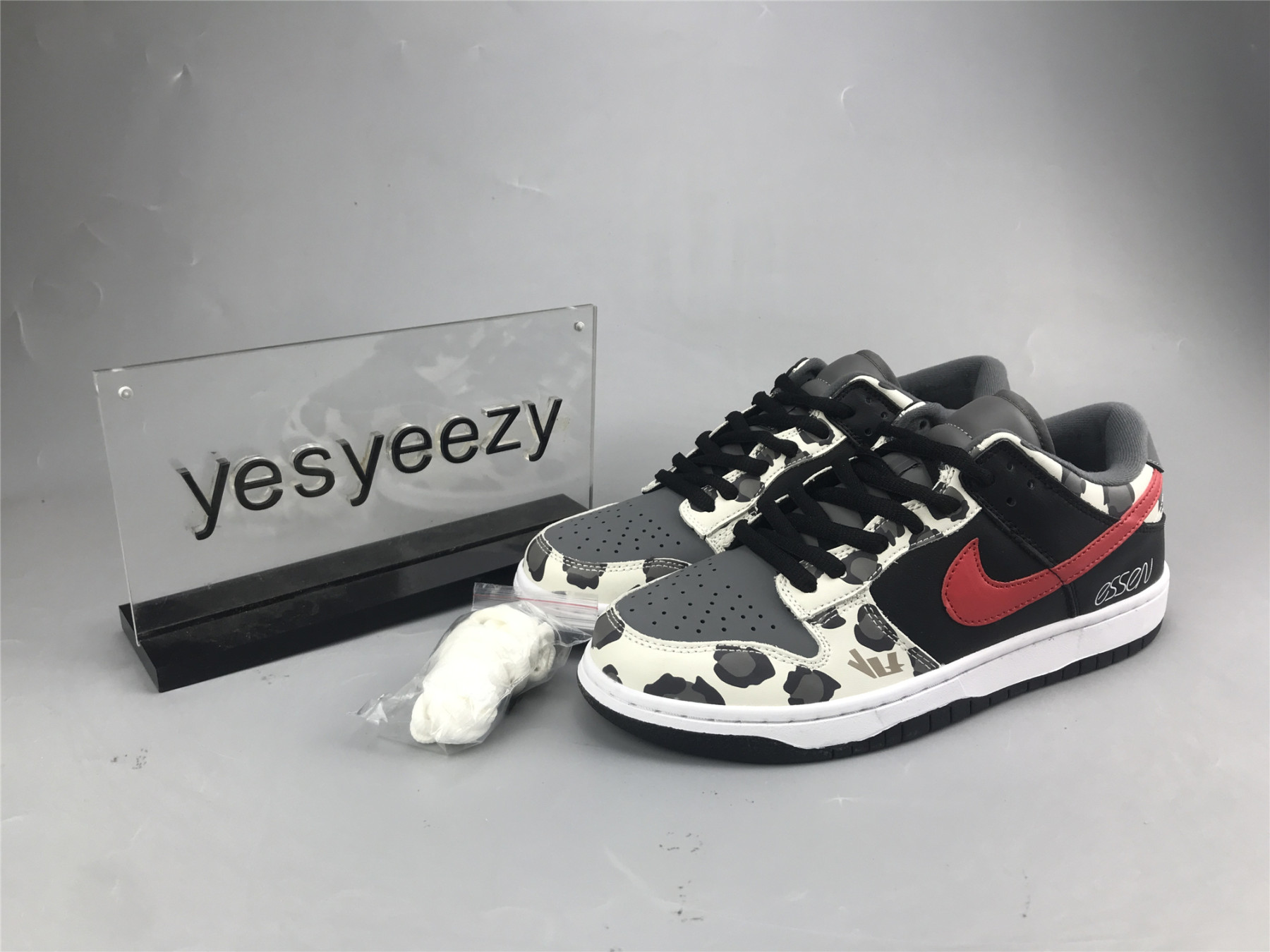 UA NIKE SB DUNK LOW BLACK RED COW