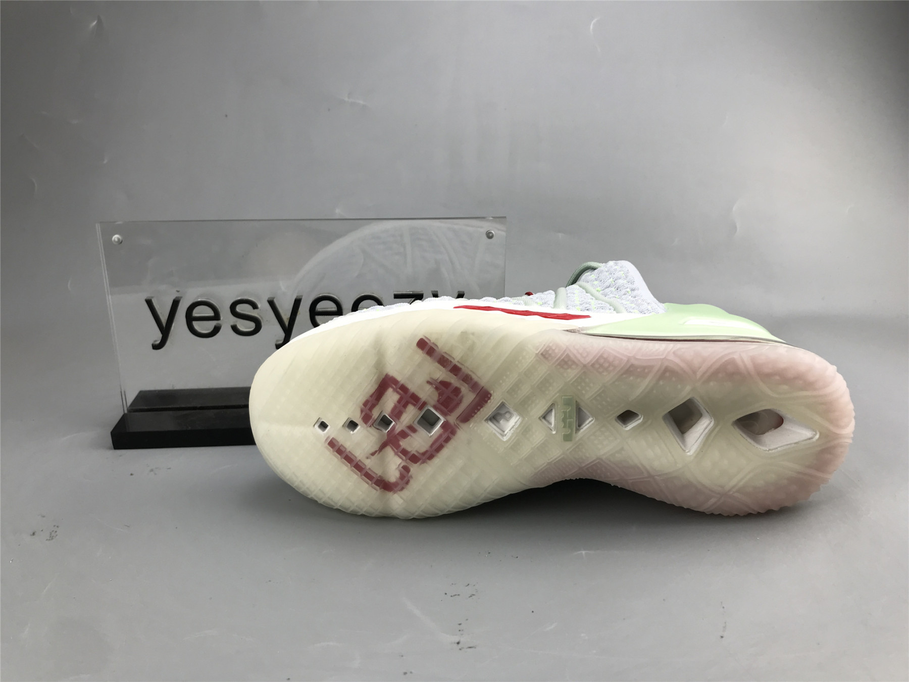 UA NIKE LEBRON 18 EP 