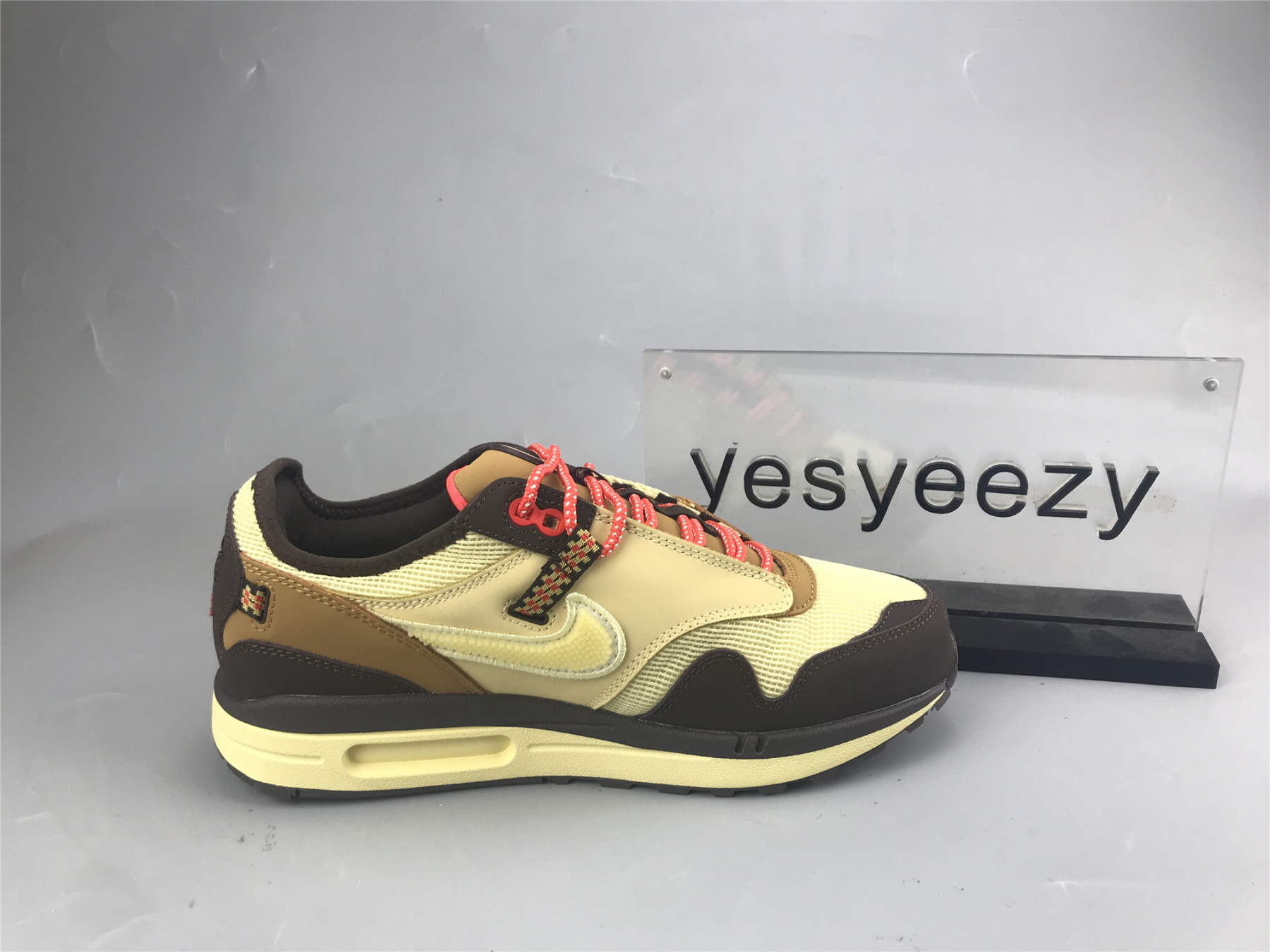 UA NIKE TRAVIS SCOTT X AIR MAX 1 