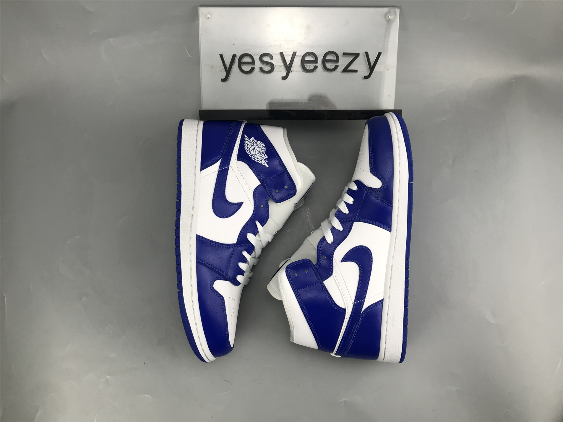 UA WMNS AIR JORDAN 1 MID 