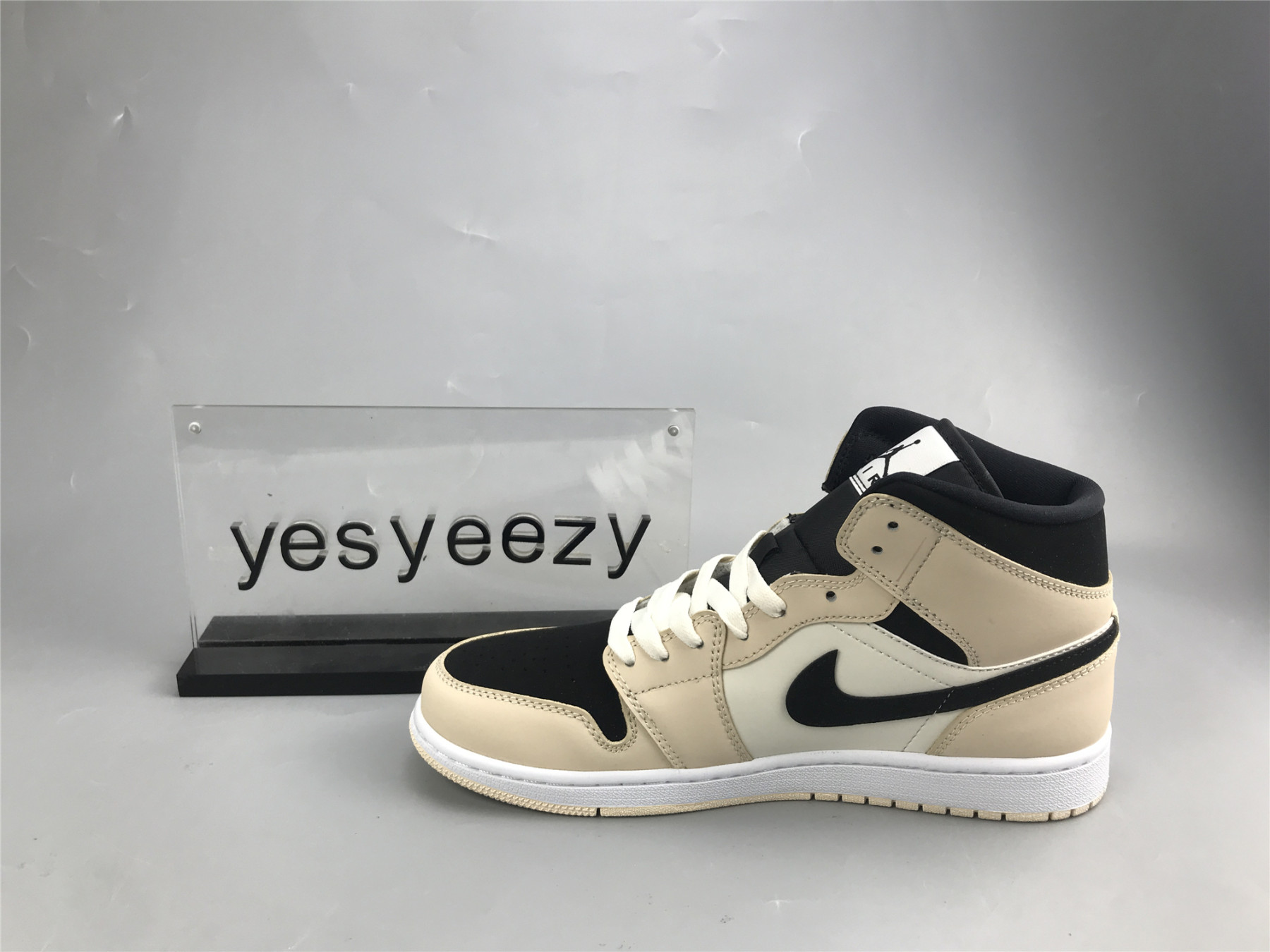 UA WMNS AIR JORDAN 1 MID 