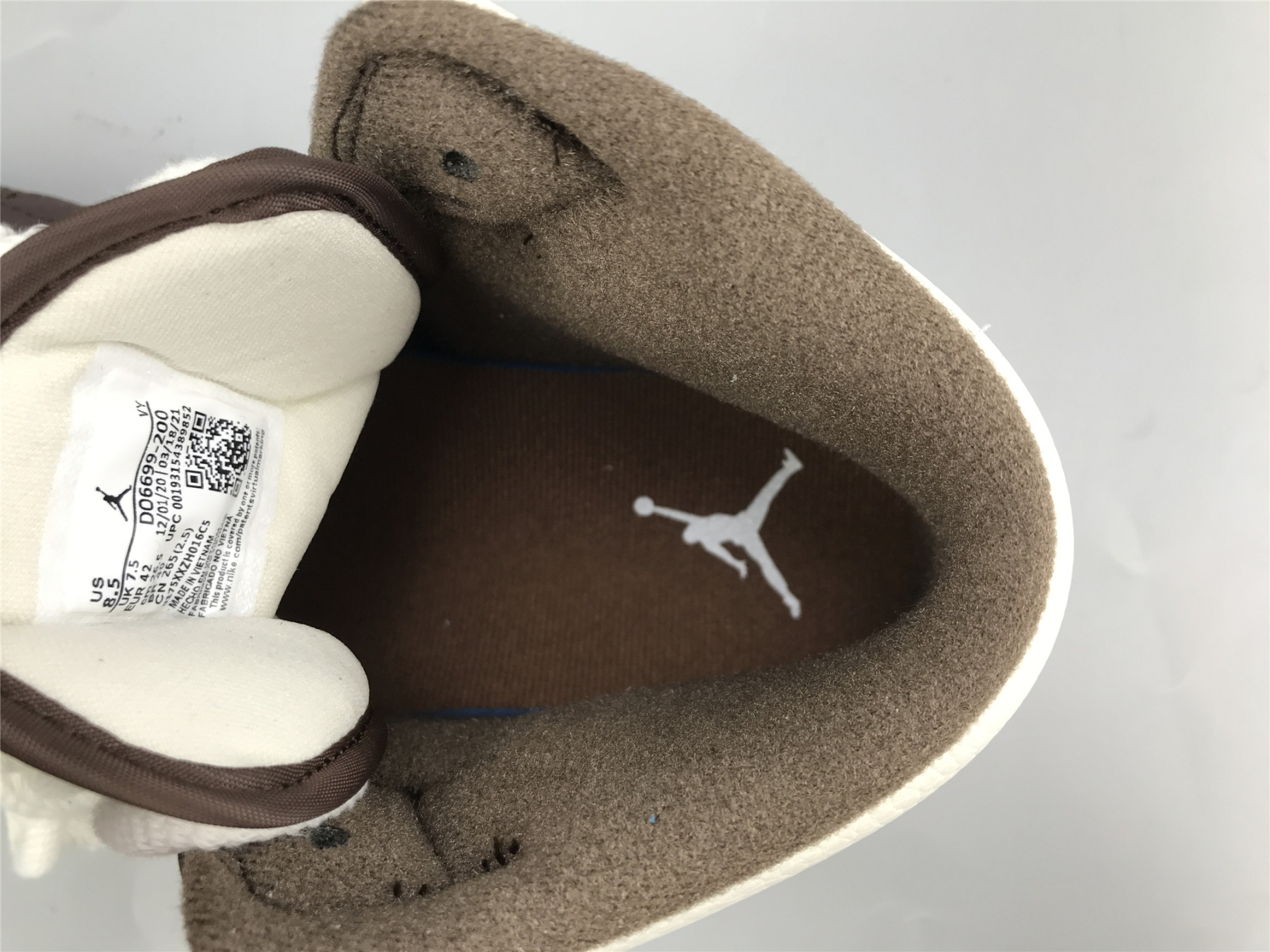 UA WMNS AIR JORDAN 1 MID SE 