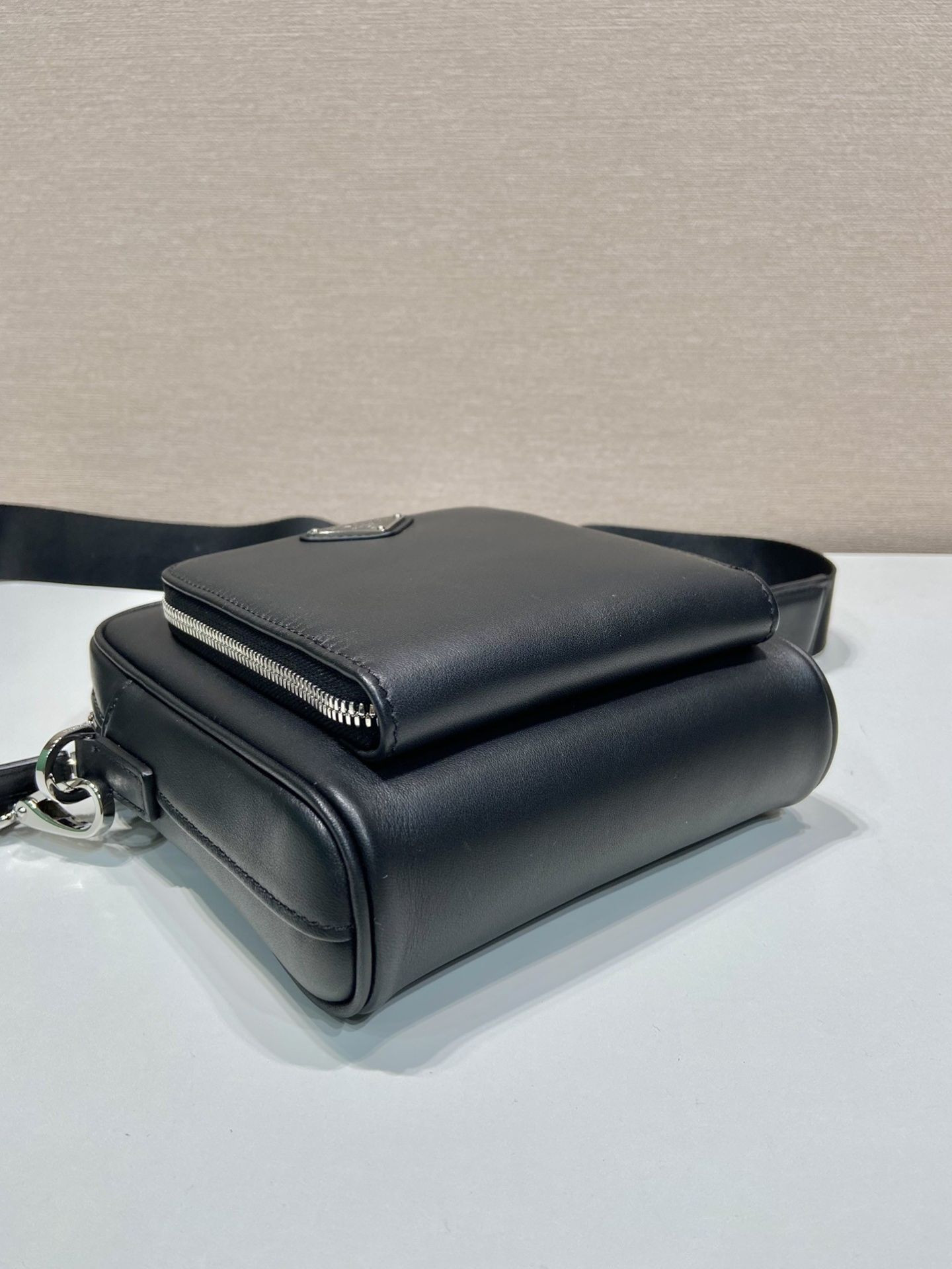 Pra*a Leather Bag 16x18.5x5cm