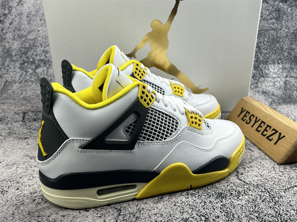 UA WMNS AIR JORDAN 4 RETRO 