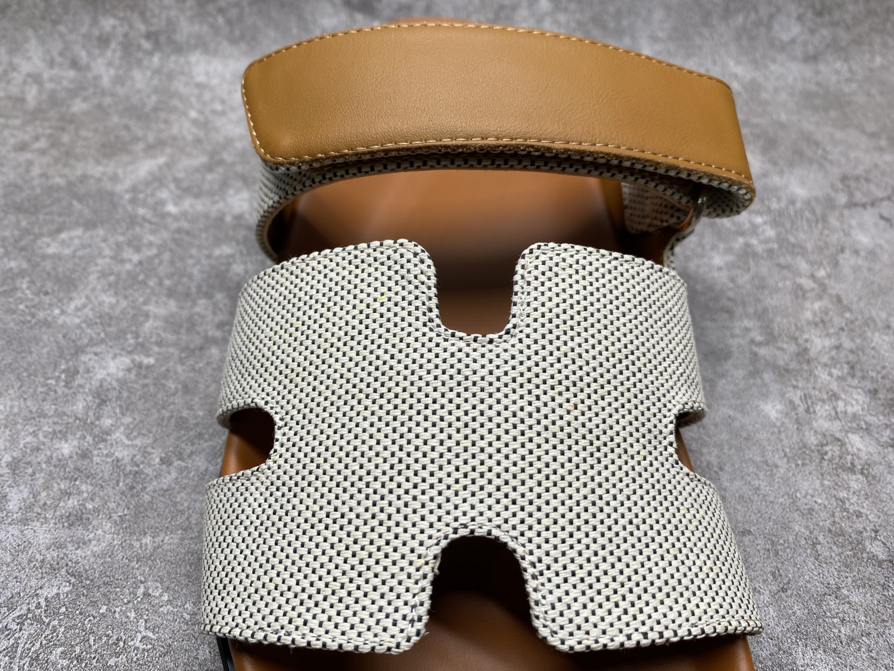 UA H**me5 Chypre Sandal