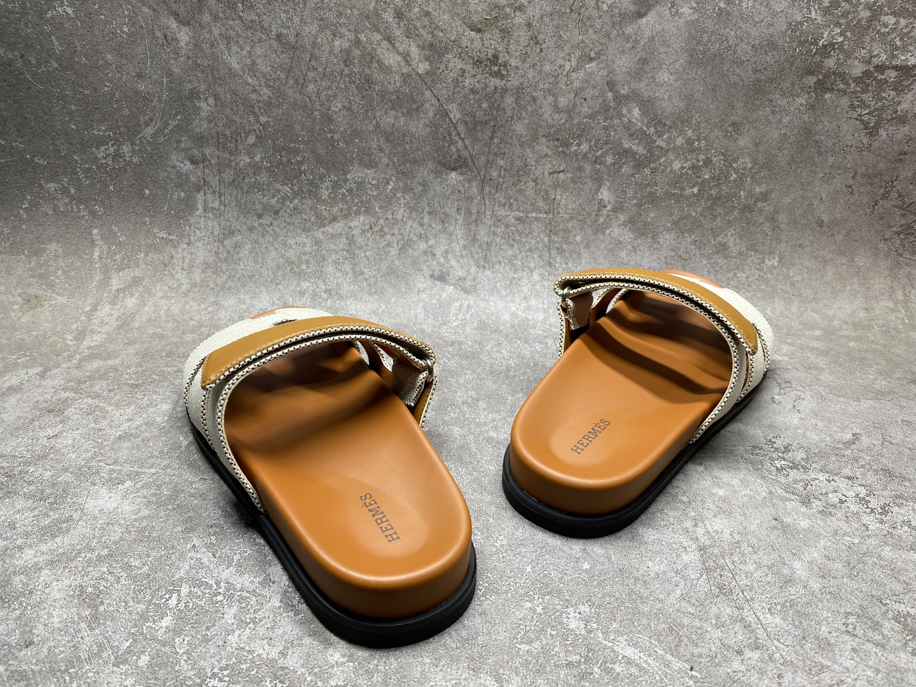 UA H**me5 Chypre Sandal
