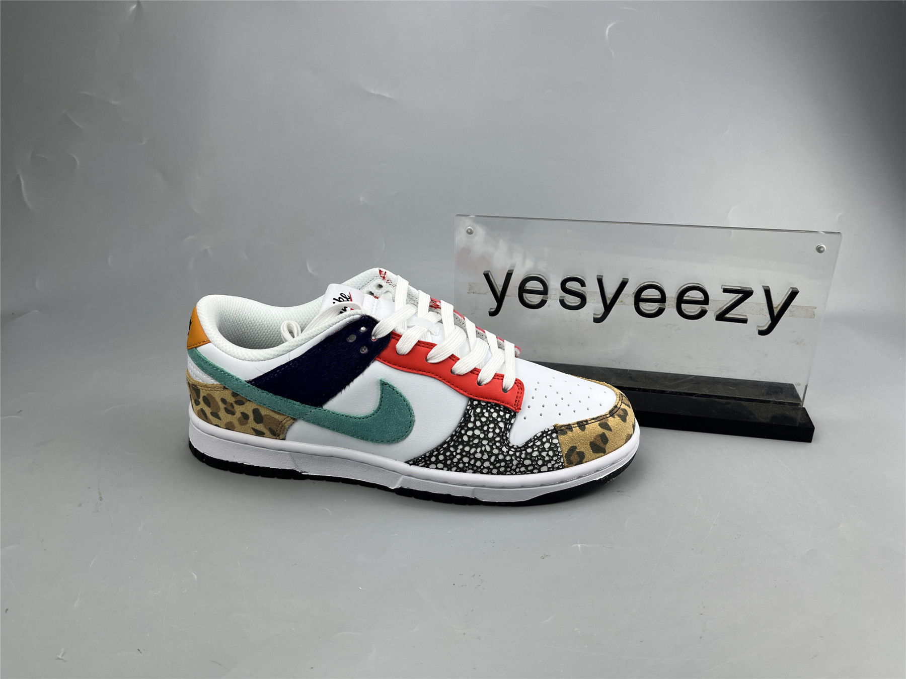 UA NIKE WMNS DUNK LOW SE 