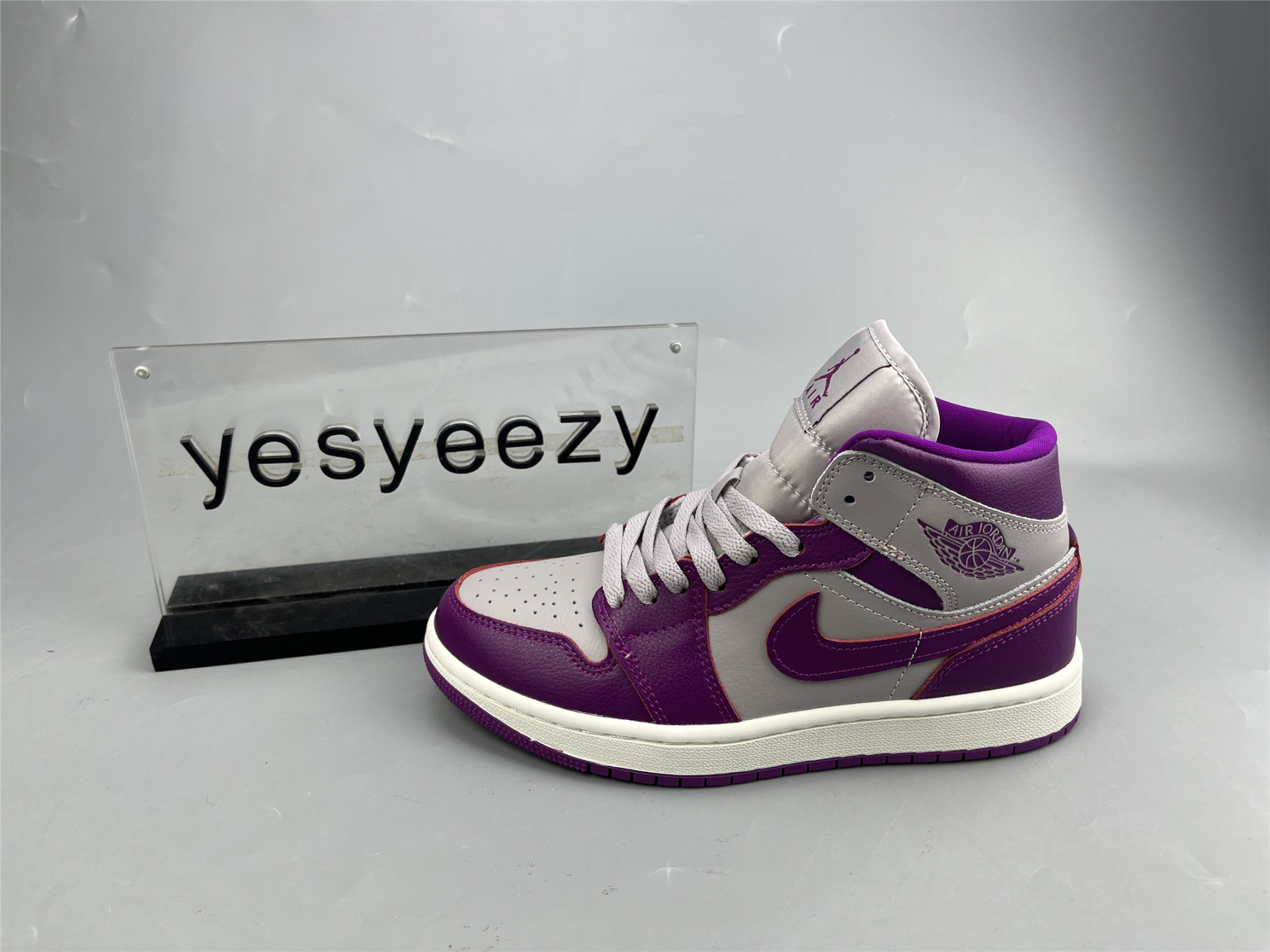 UA WMNS AIR JORDAN 1 MID 