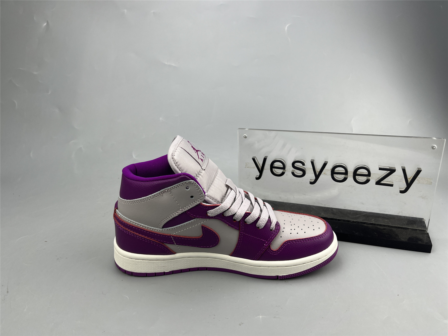 UA WMNS AIR JORDAN 1 MID 
