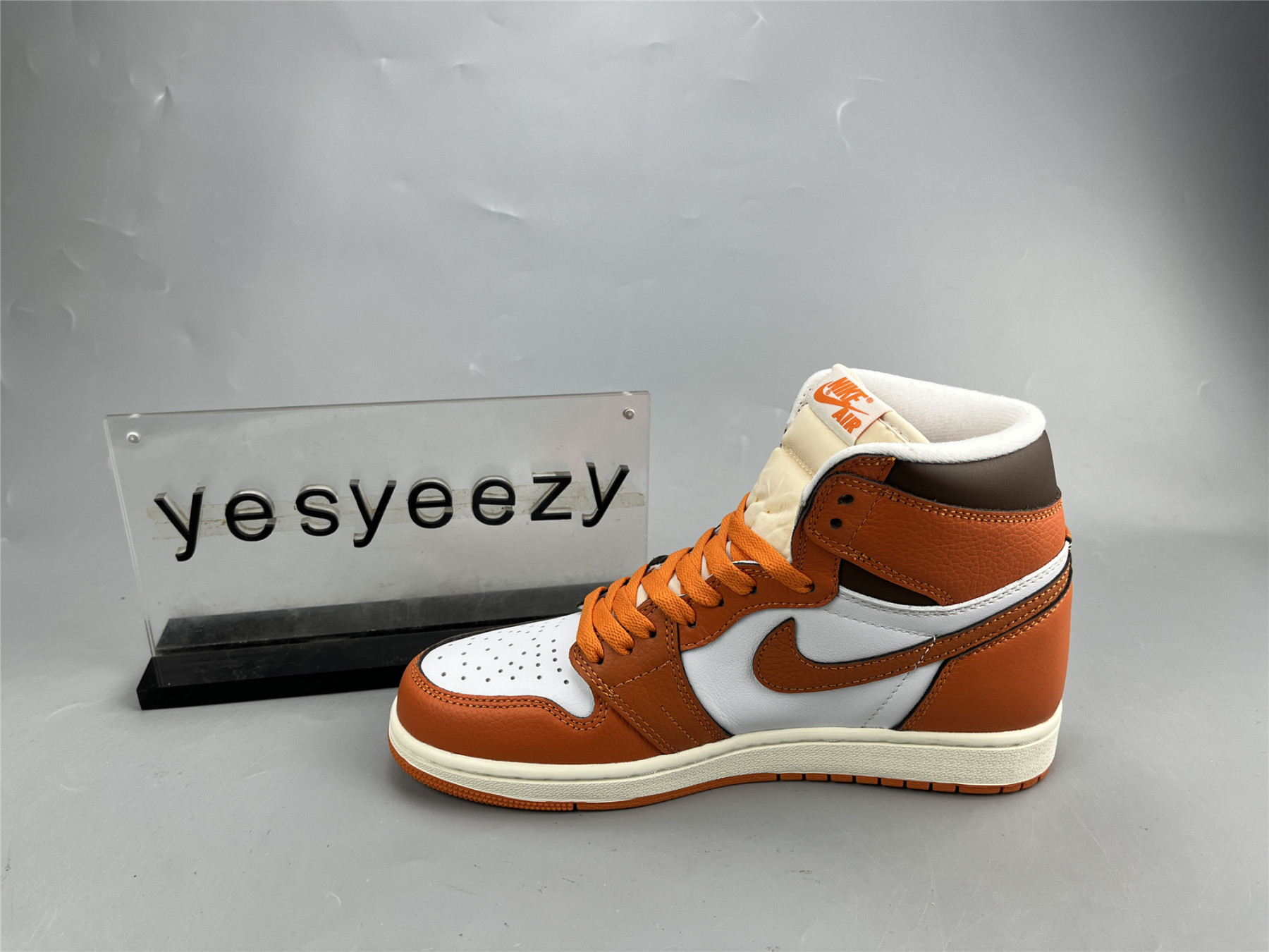 UA WMNS AIR JORDAN 1 HIGH OG 