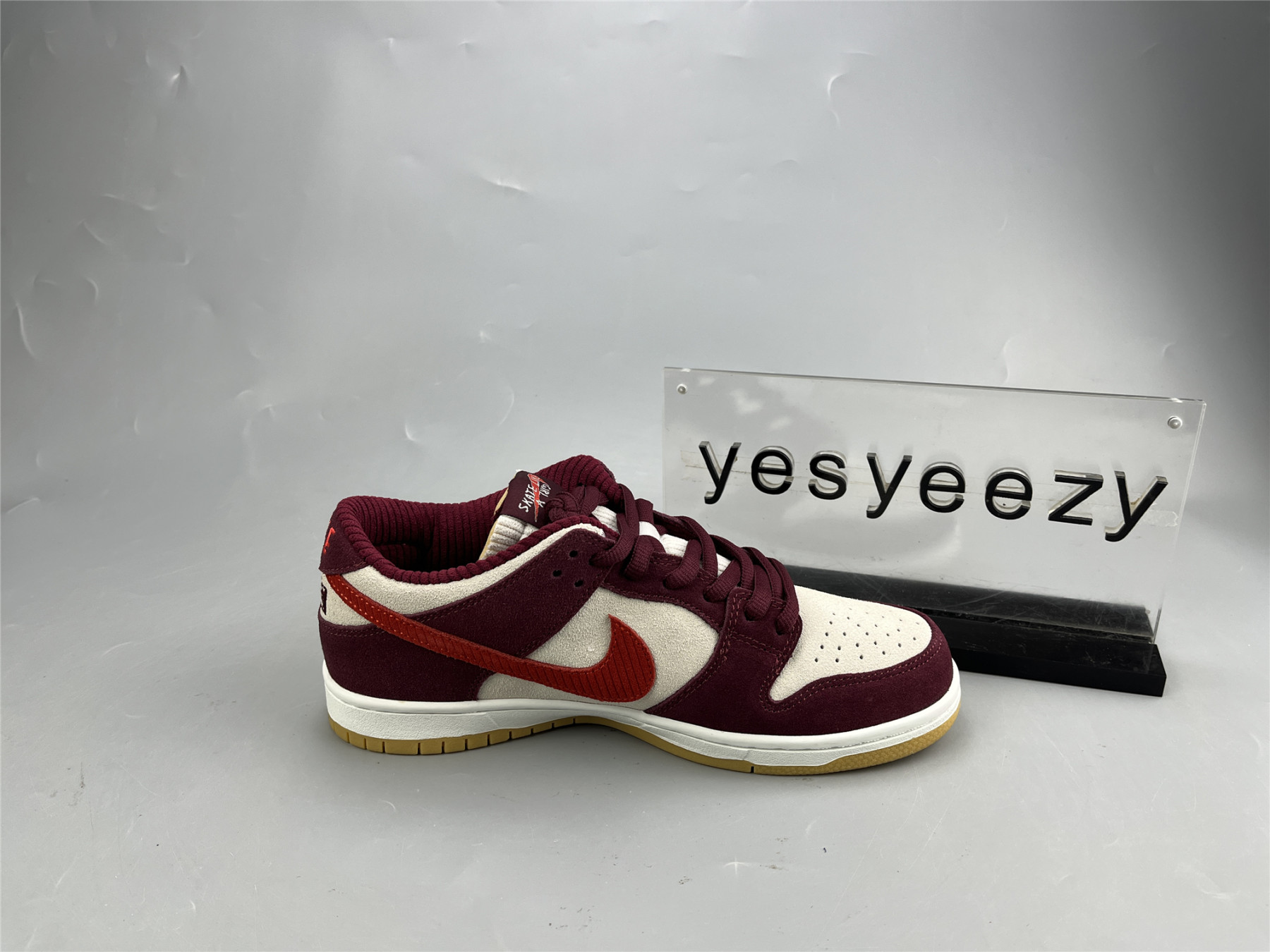 UA NIKE SKATE LIKE A GIRL X DUNK LOW SB