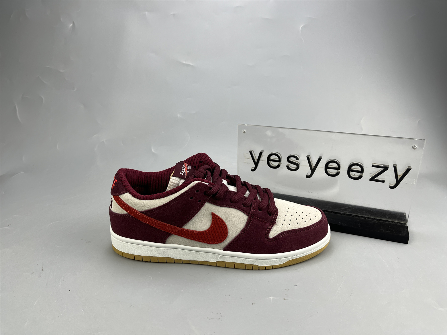 UA NIKE SKATE LIKE A GIRL X DUNK LOW SB