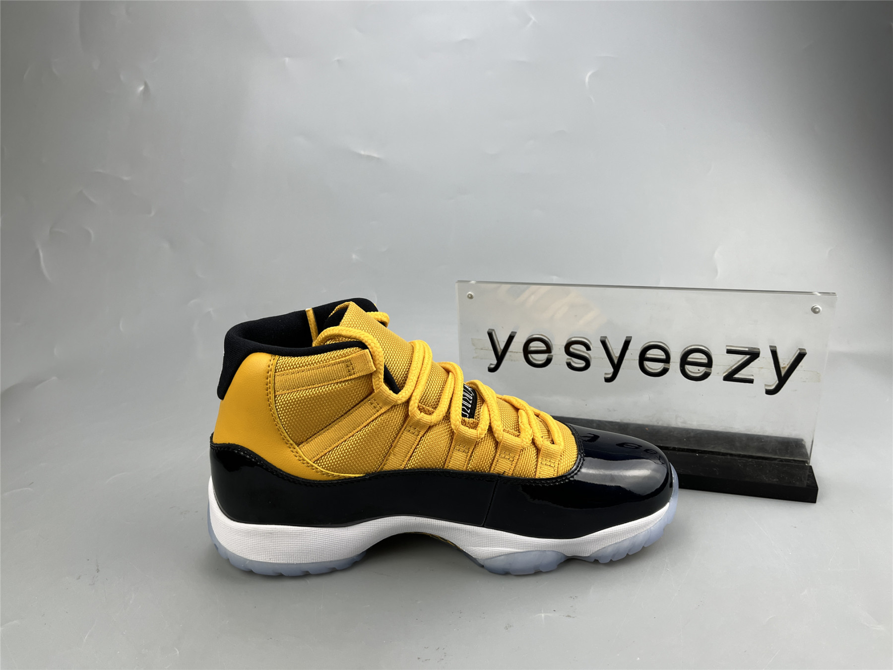 UA AIR JORDAN 11 RETRO BLACK YELLOW