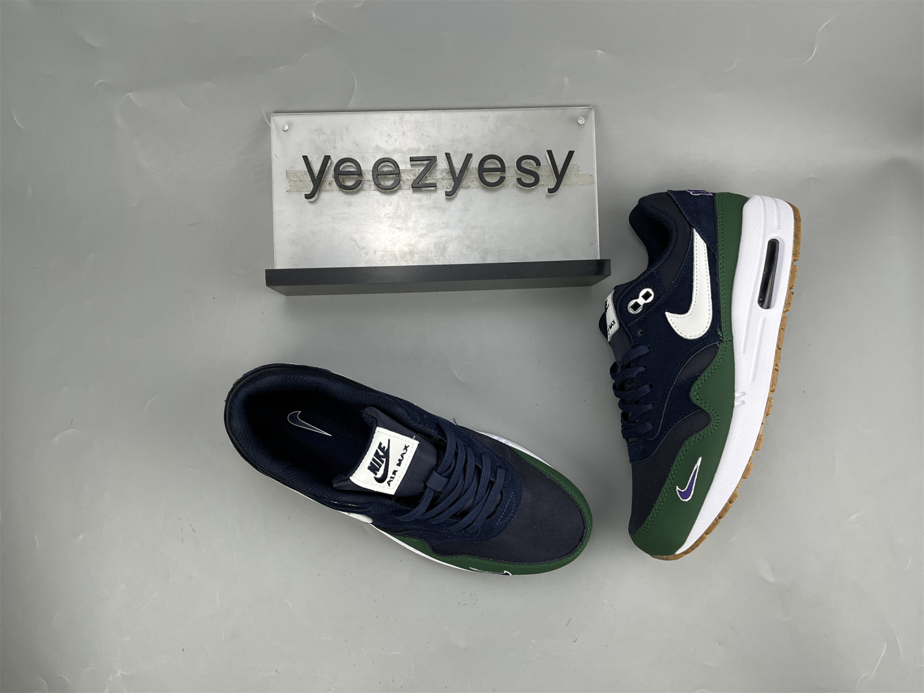 UA NIKE WMNS AIR MAX 1 QS 