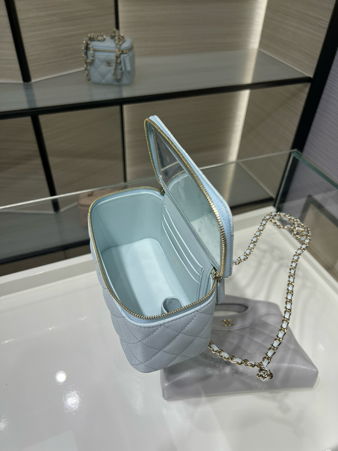 Ch**el Vanity with Chain AP1341 16x8x10cm