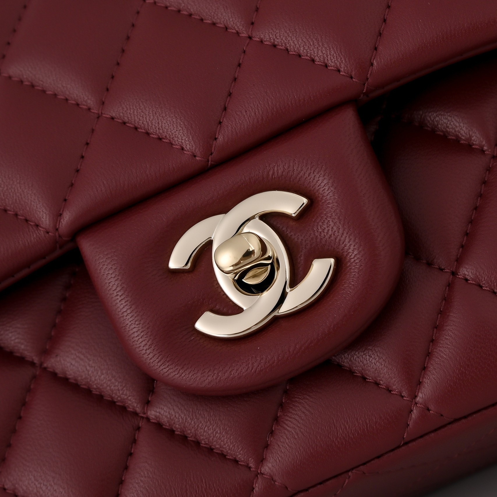 Ch**el Classic Burgundy Lambskin Flap Handbag with Light Gold Hardware A01112 15.5x25.5x6cm