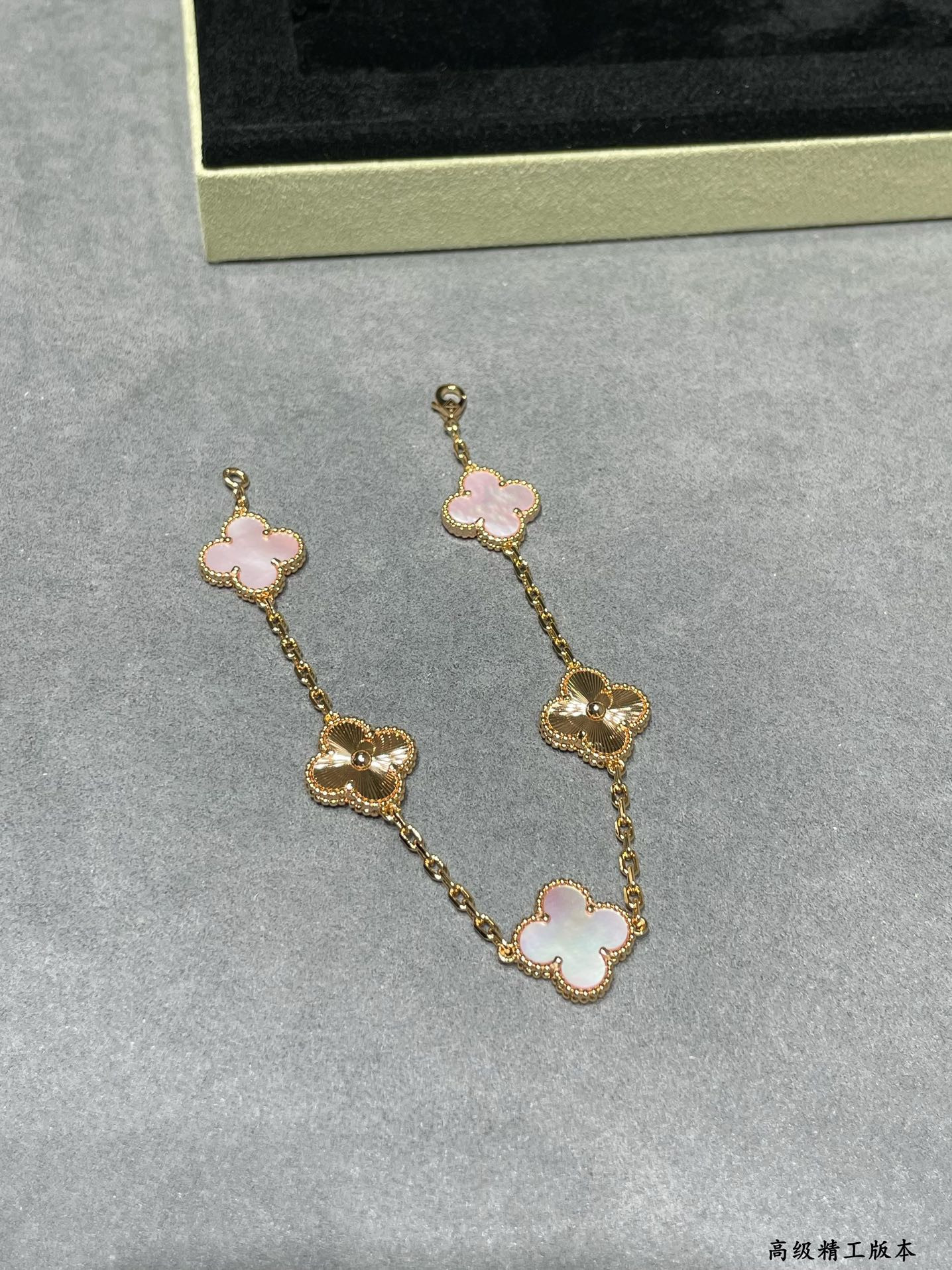 V*n Cl**f & ArpelsNatural pink shell spacing car flower five flower four leaf clover Bracelet(No refund or exchange)