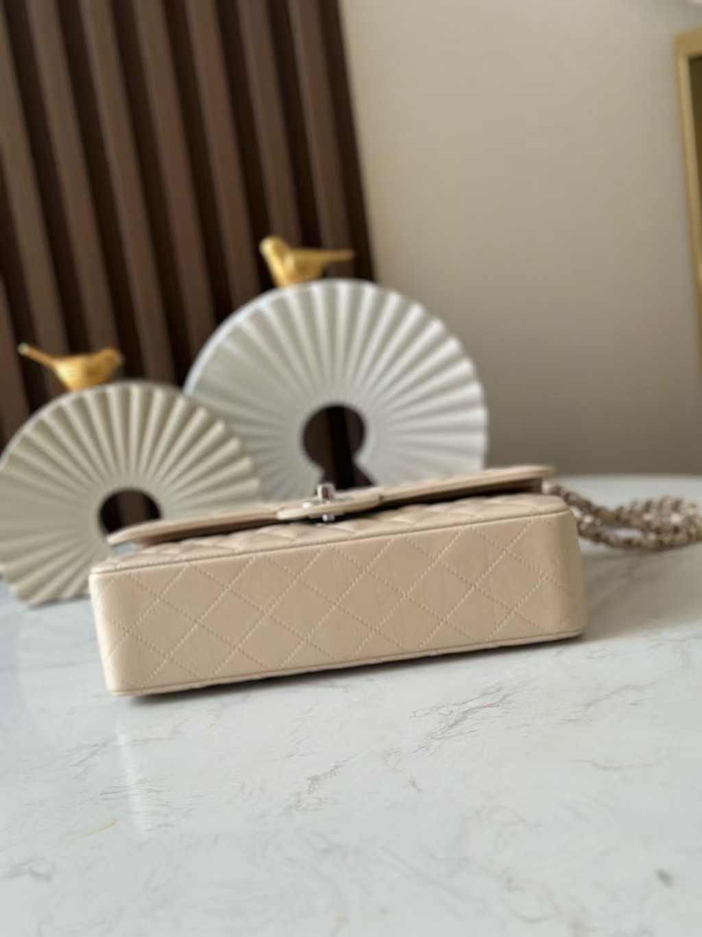 Ch**el Classic Flap Bag Pearlescent apricot-colored lambskin with silver hardware 15x25.5x6cm