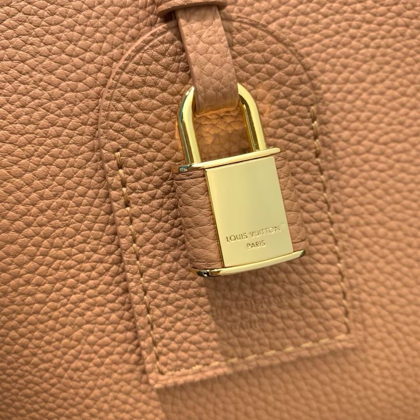LV Capucines GM Souple M26259 38 x 23 x 16 cm