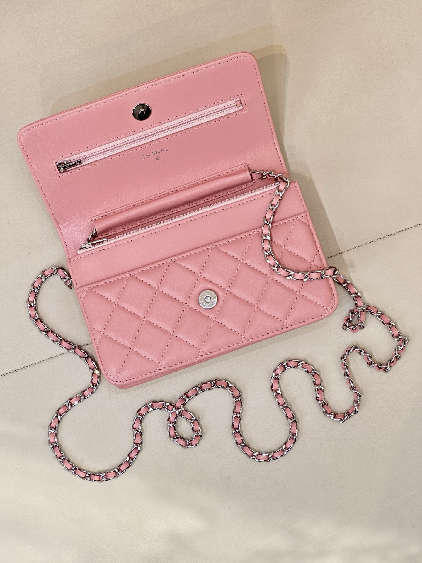Ch**el WOC CLASSIC WALLET ON CHAIN 13x19cm