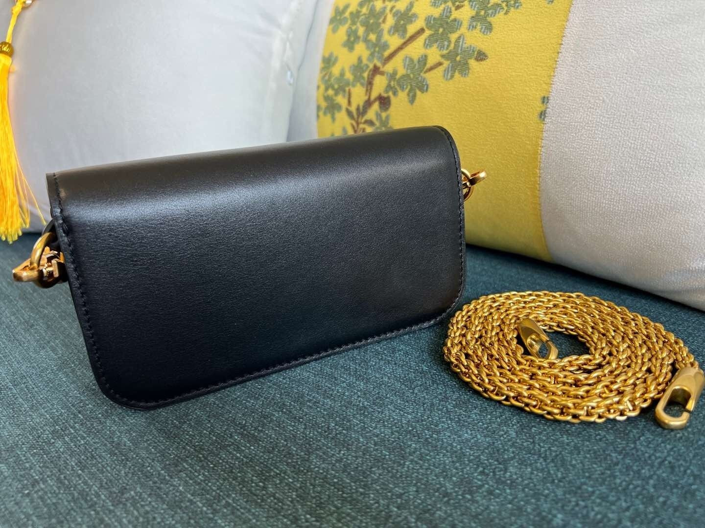 Va1e*ntin0 Garavani Locò Small Shoulder Bag In Calfskin 20x11x5cm