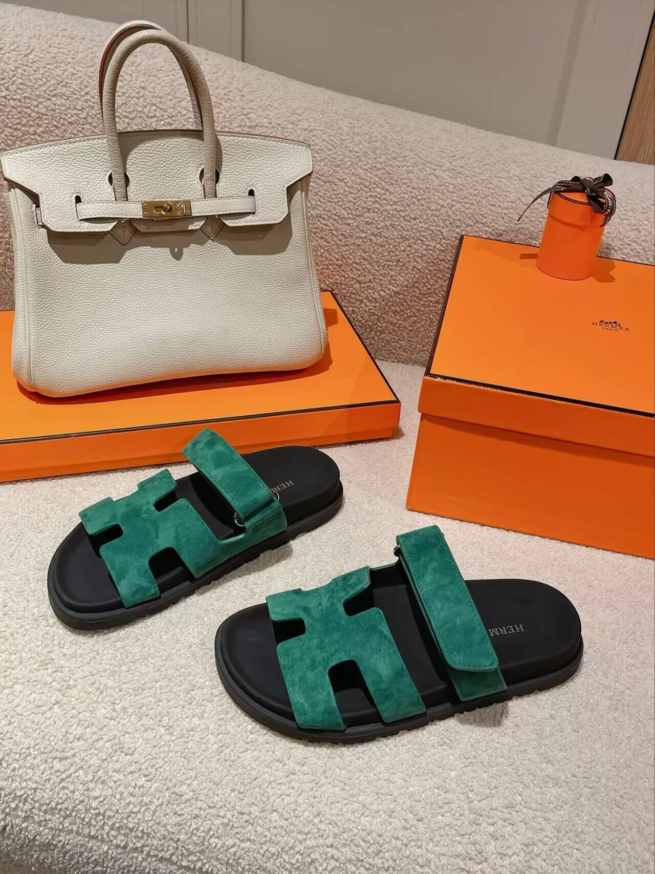 UA H**me5 Chypre sandal