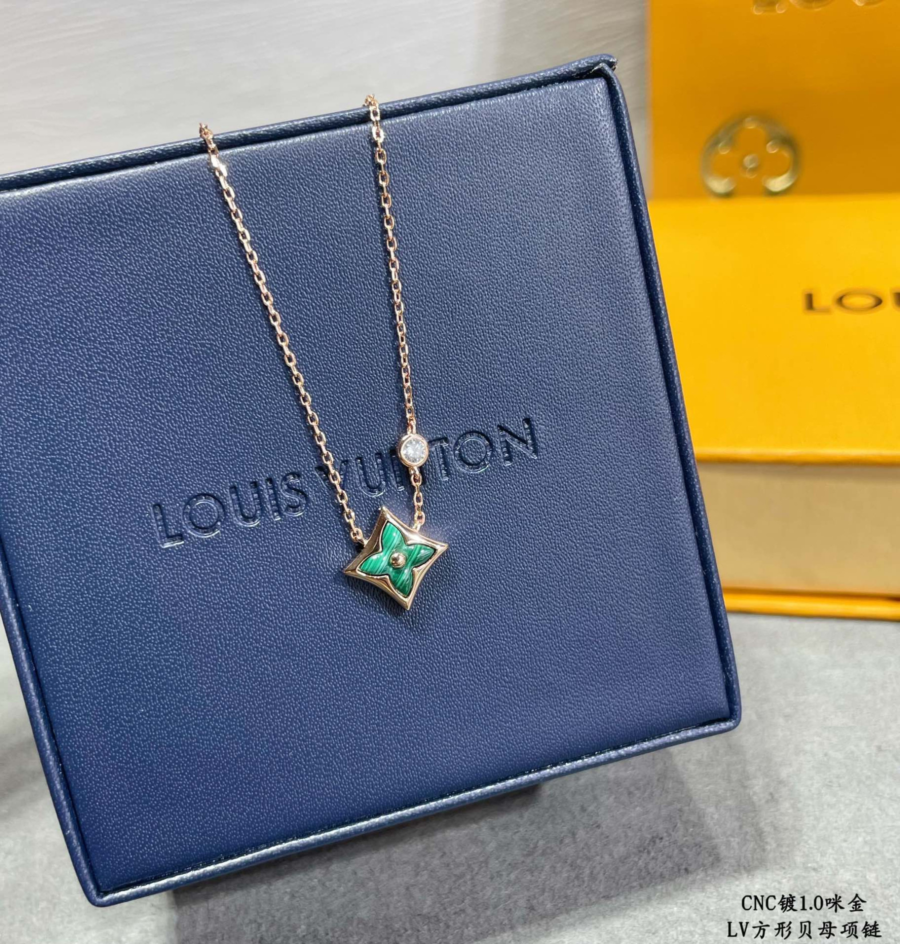 L0vis Vvtt0n Square Mother-of-Pearl Necklace