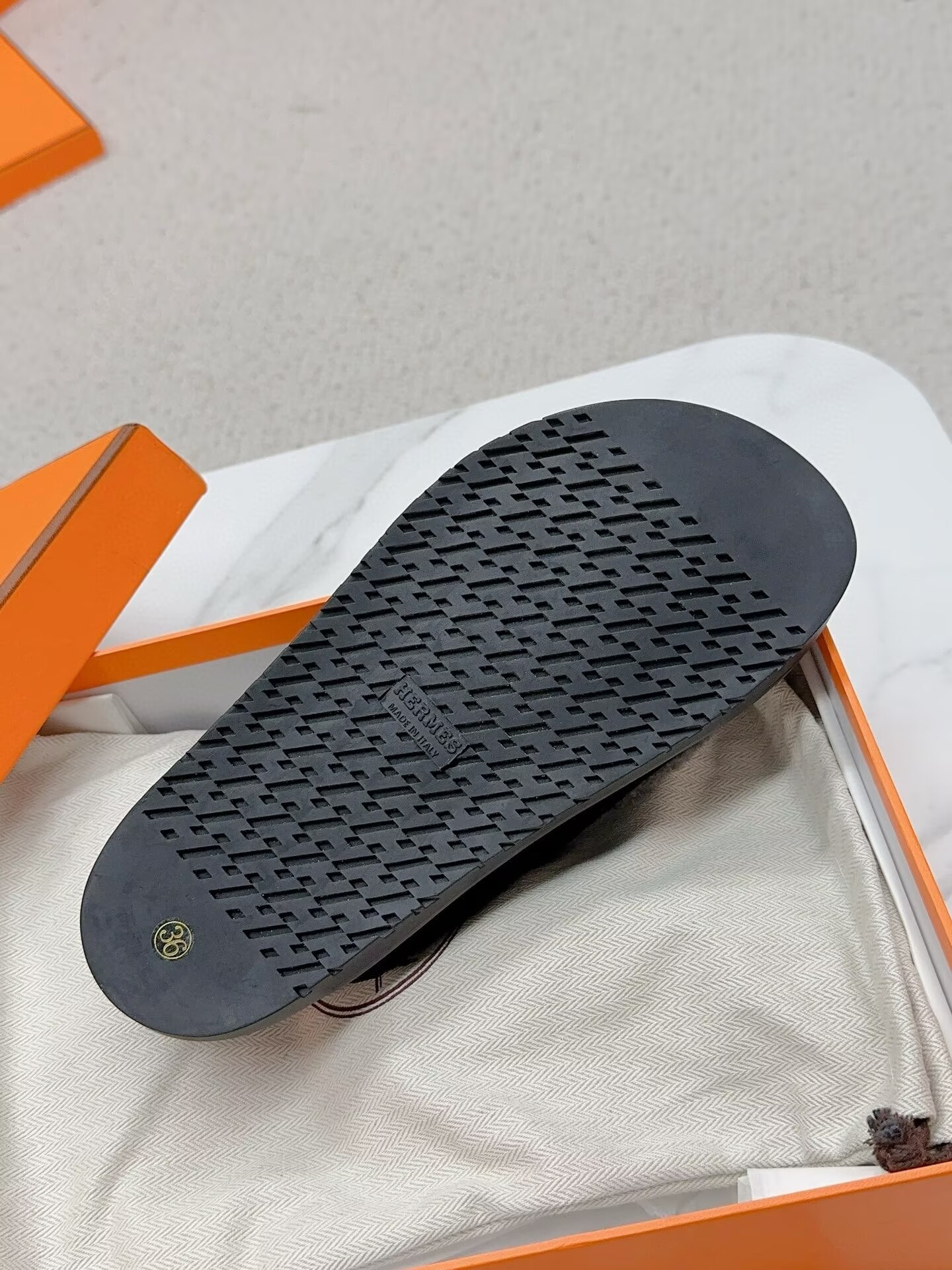 UA H**me5 Chypre sandal