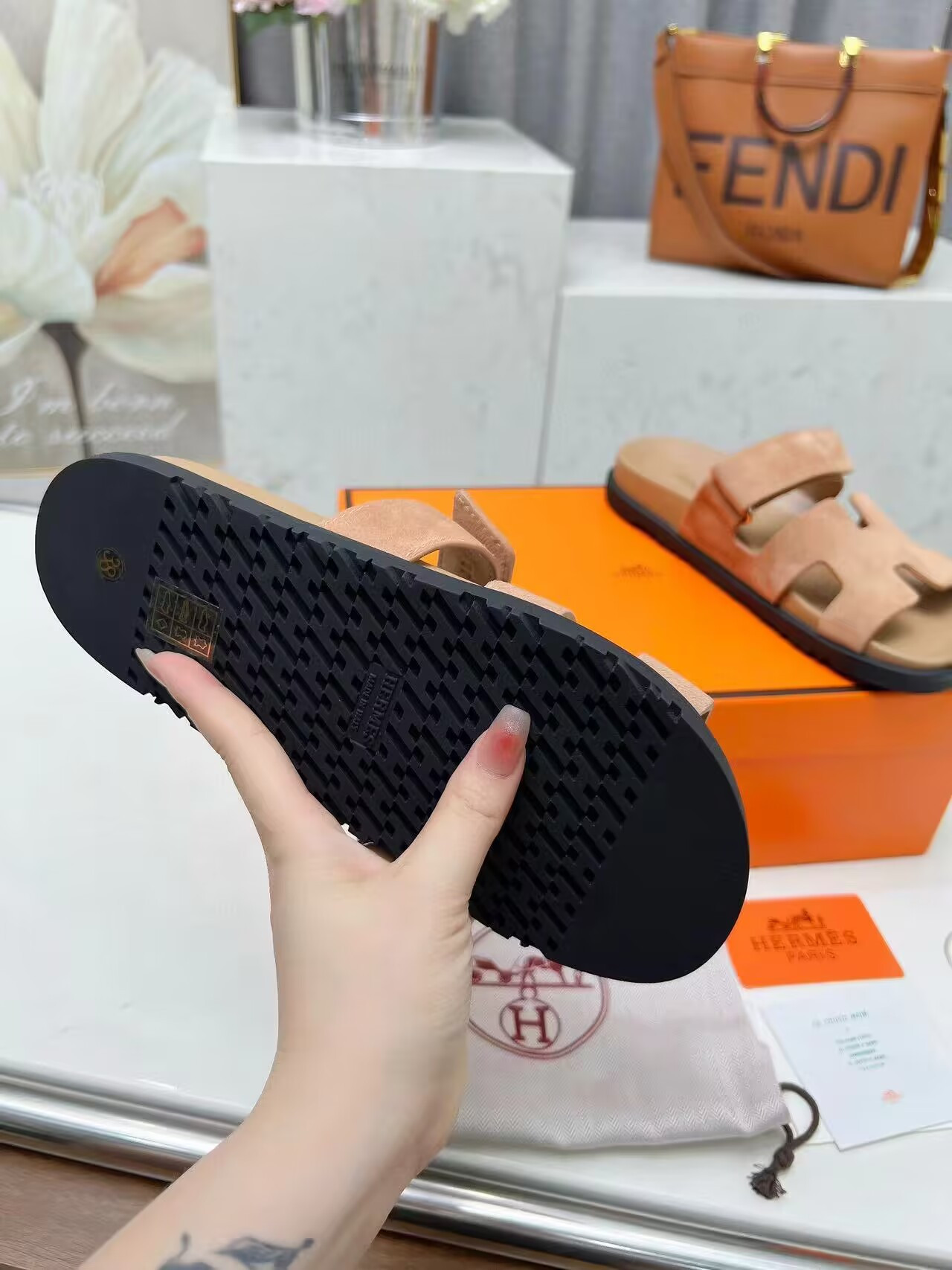 UA H**me5 Chypre sandal