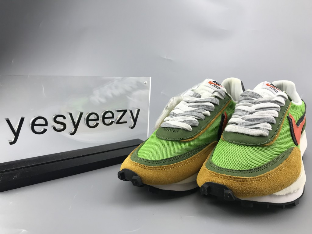 UA NIKE LDWAFFLE/SACAI "GREEN GUSTO"