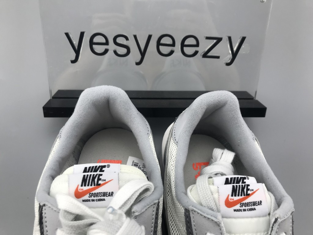 UA NIKE LDWAFFLE/SACAI WHITE GREY