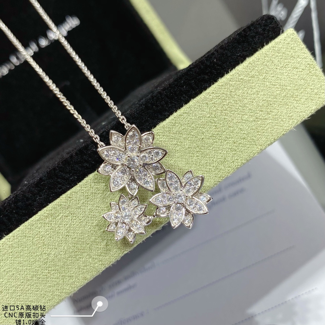 V*n Cl**f & Arpels lotus Necklace