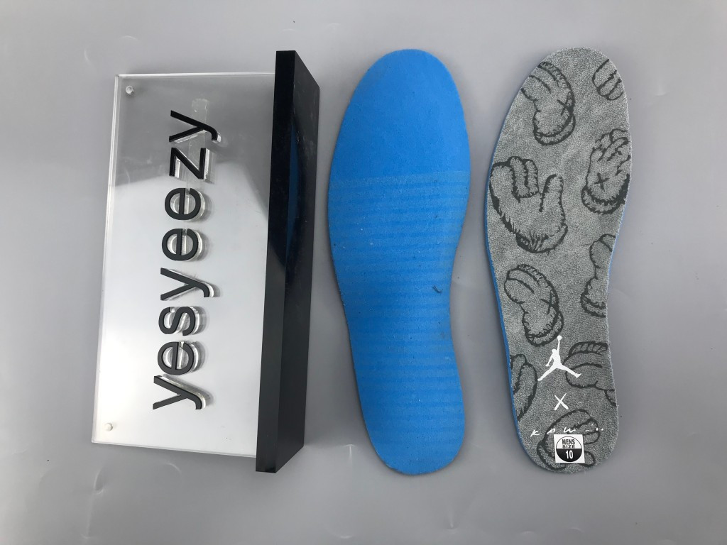 UA AIR JORDAN 4 RETRO KAWS "COOL GREY"