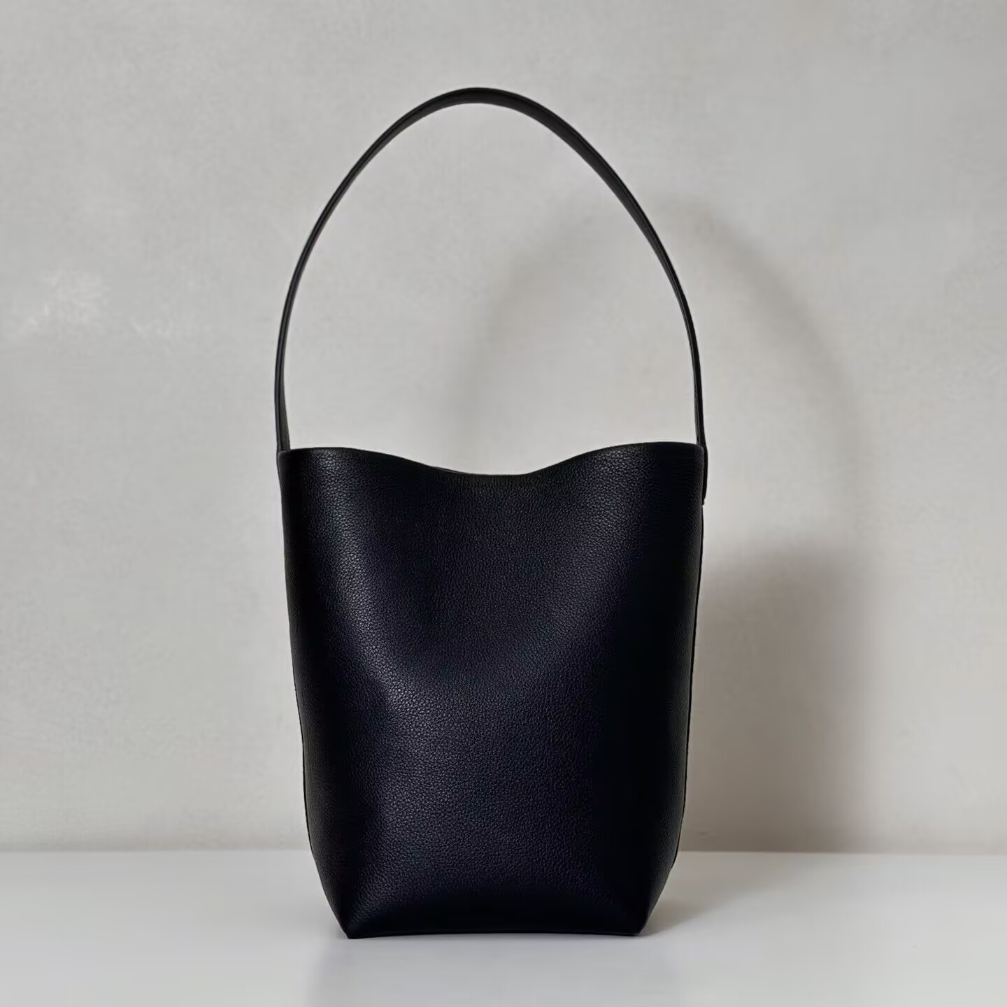 The R0w Medium N/S Park Tote Bag in Leather 16.5x16.5x28cm