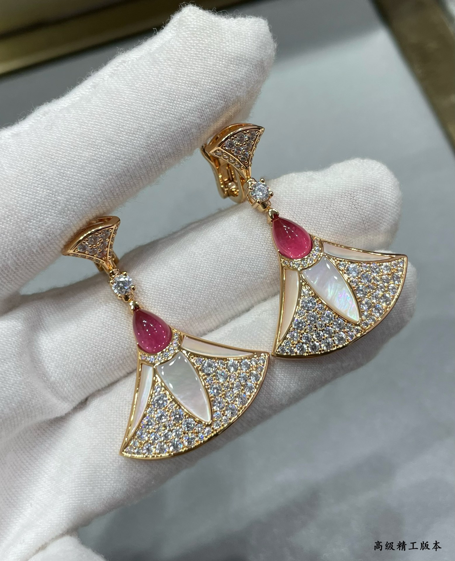 Bv1g*ai Roman fan Earrings
