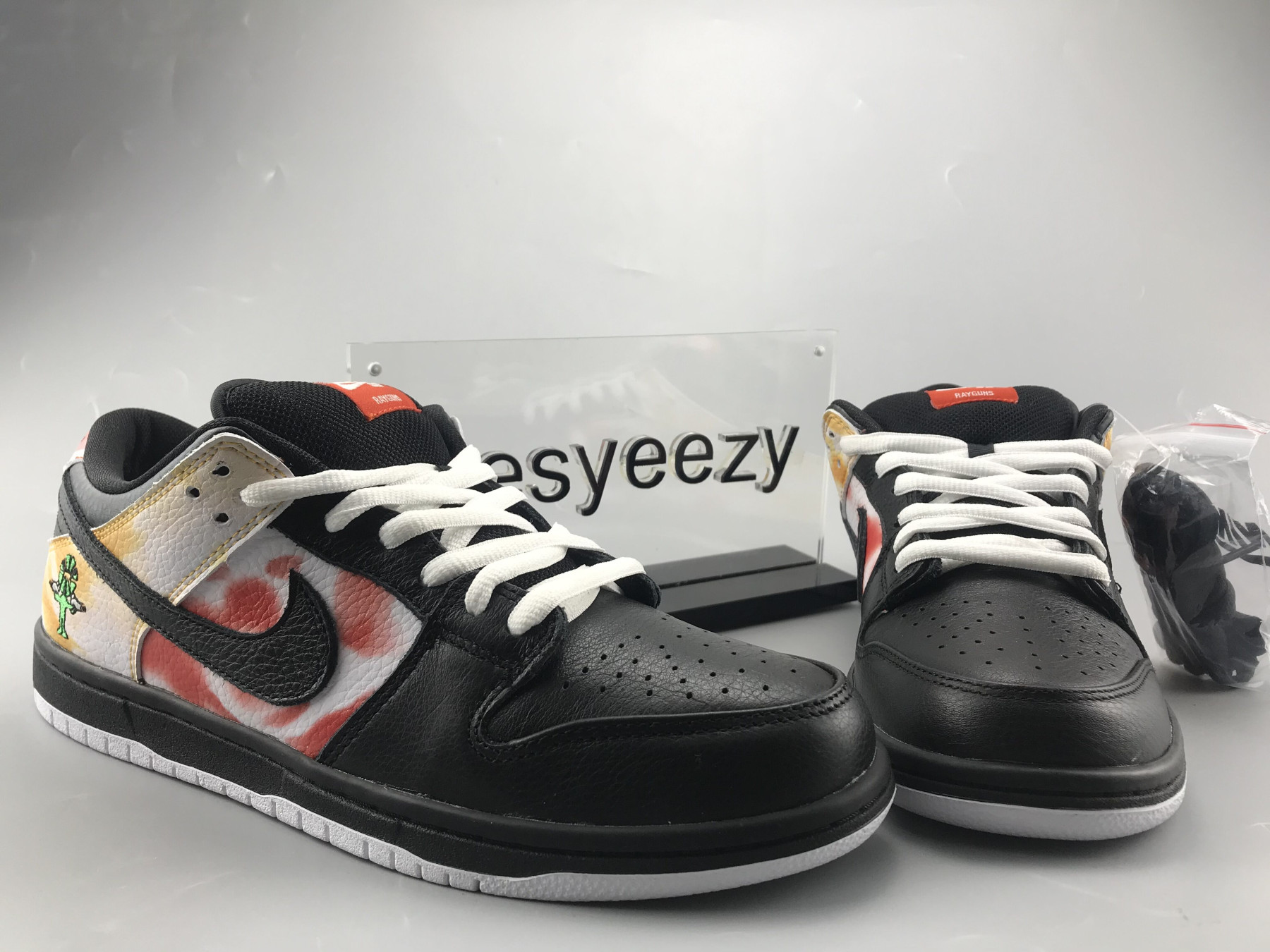UA NIKE SB DUNK LOW PRO QS RAYGUN TIE-DYE BLACK