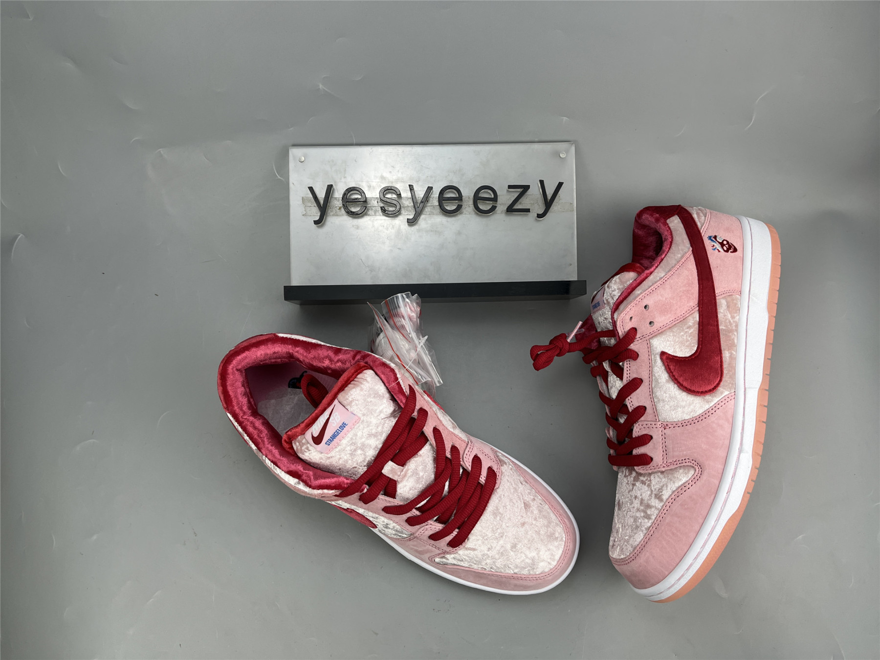 UA NIKE STRANGELOVE X DUNK LOW SB "VALENTINE