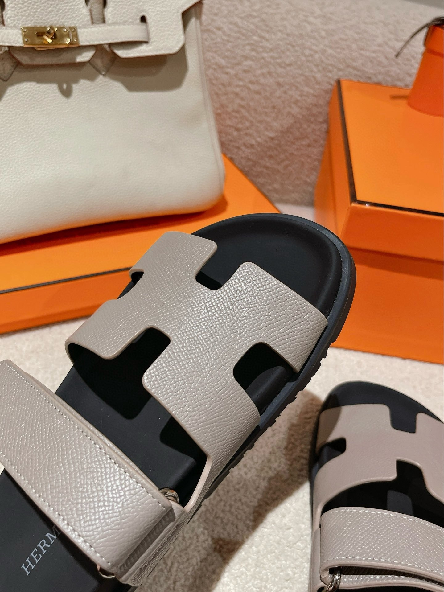 UA H**me5 Chypre sandal