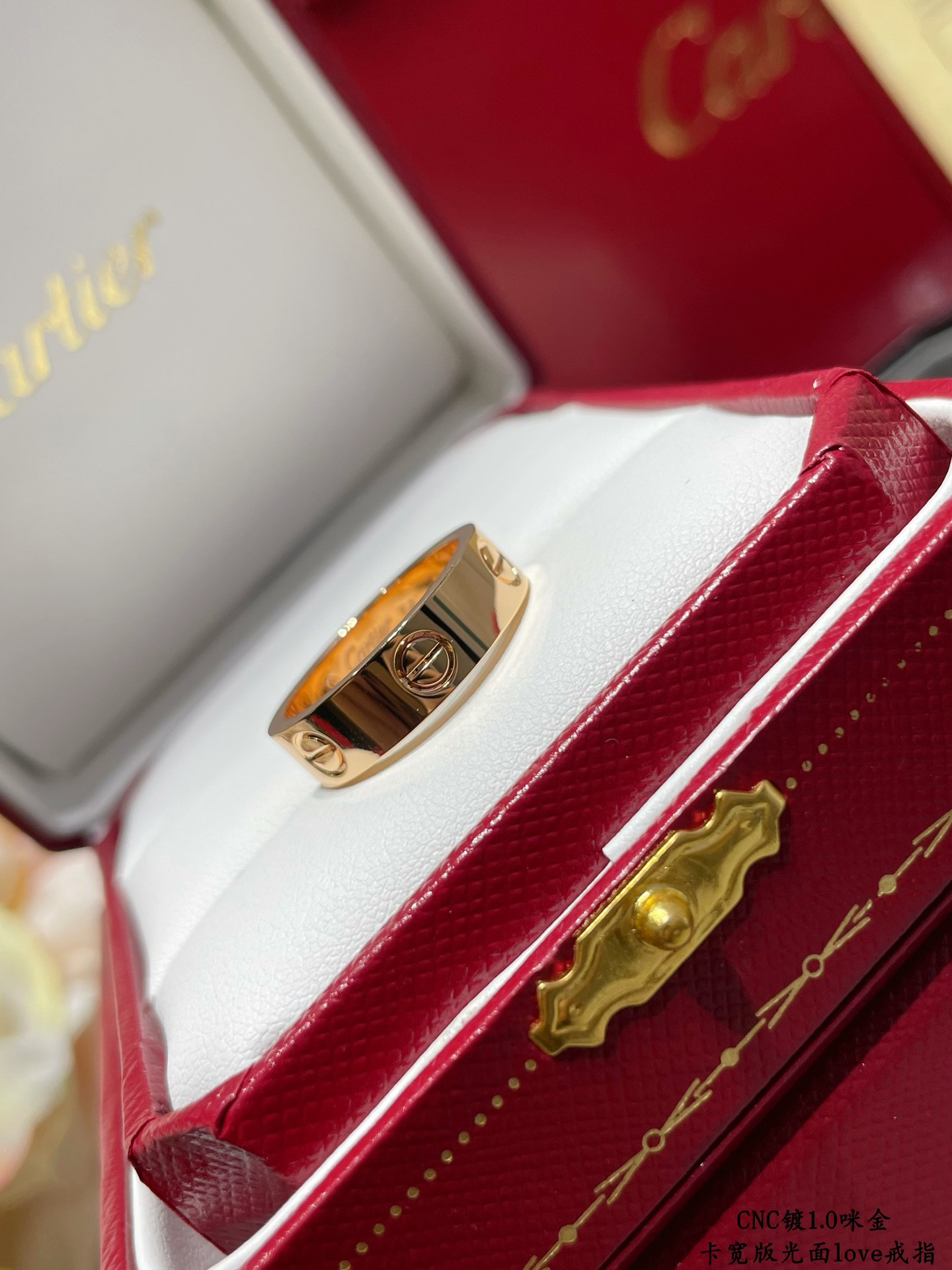 Ca*t1er Wide version smooth LOVE Ring
