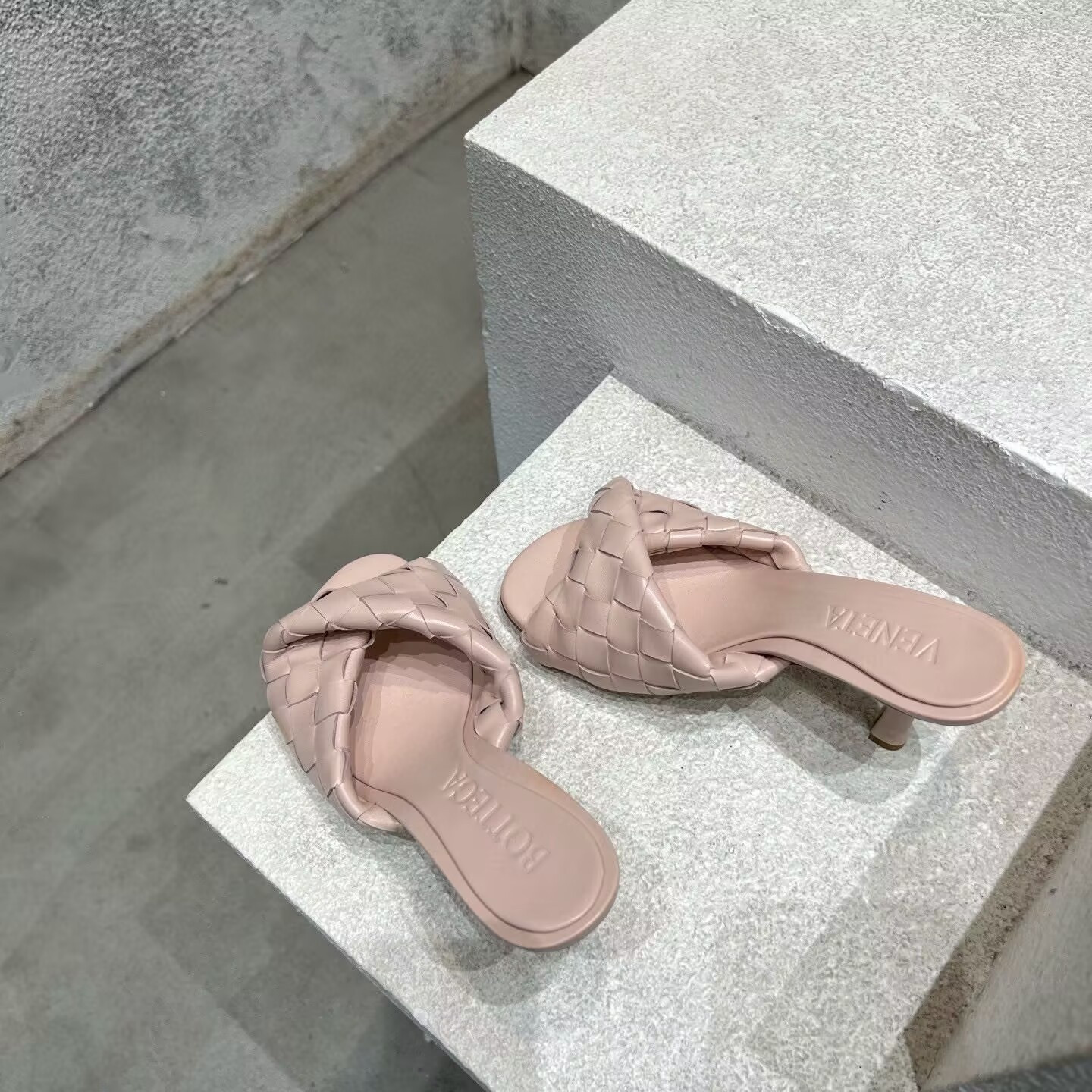UA B0tt*ga Ven*ta Blink Slides