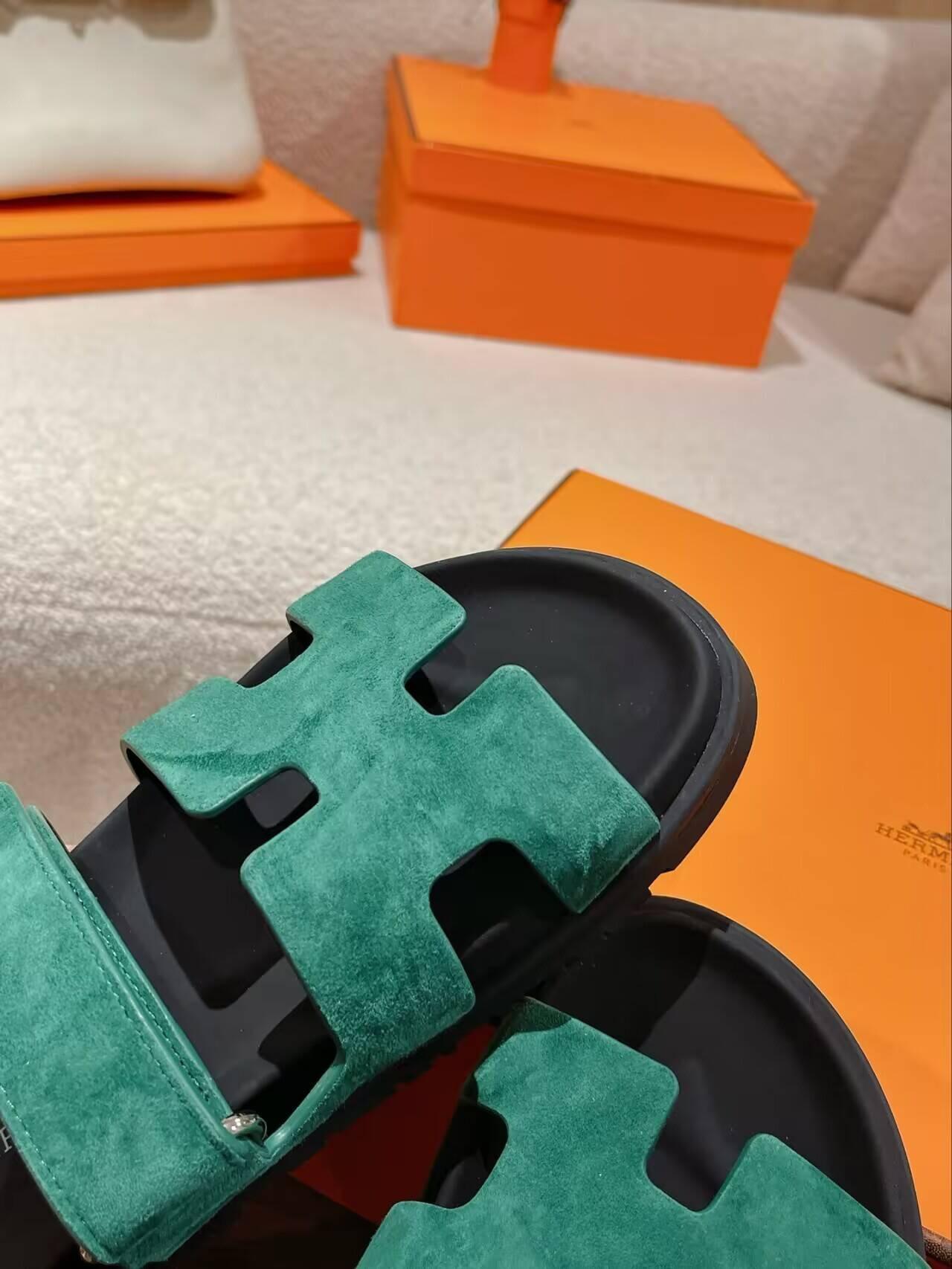 UA H**me5 Chypre sandal