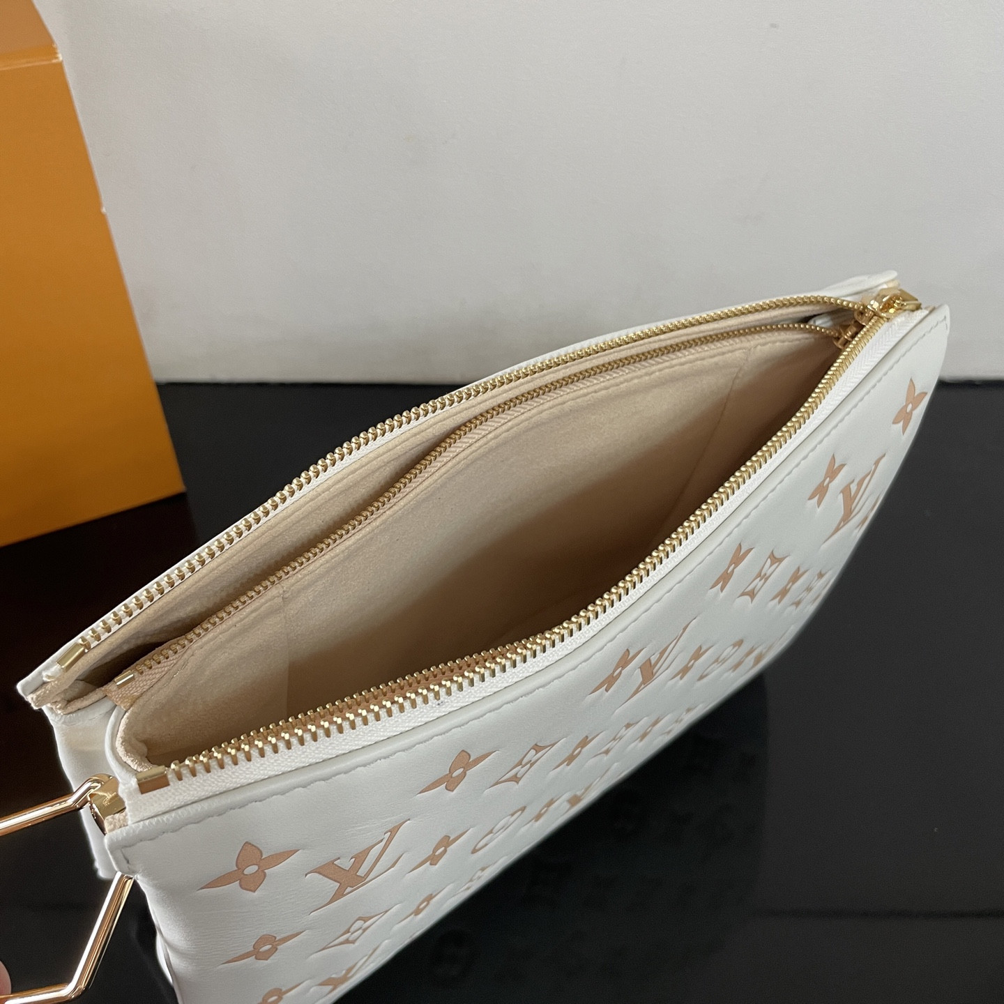 LV Coussin PM M14503 26x20x12cm