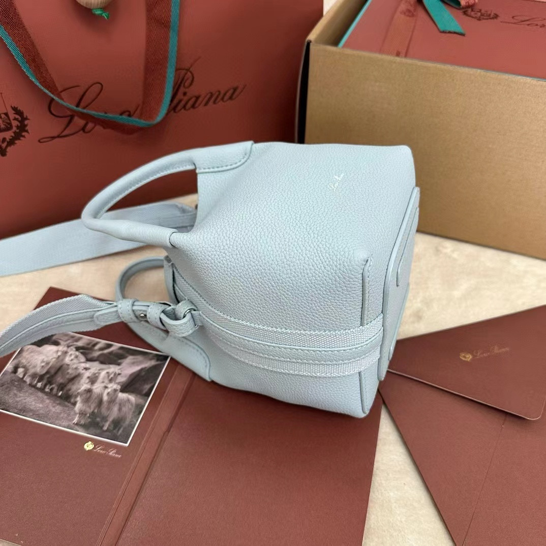 L0r0 P1ana Small Bale Bag Grained Calfskin 17 x 17 x 21 cm