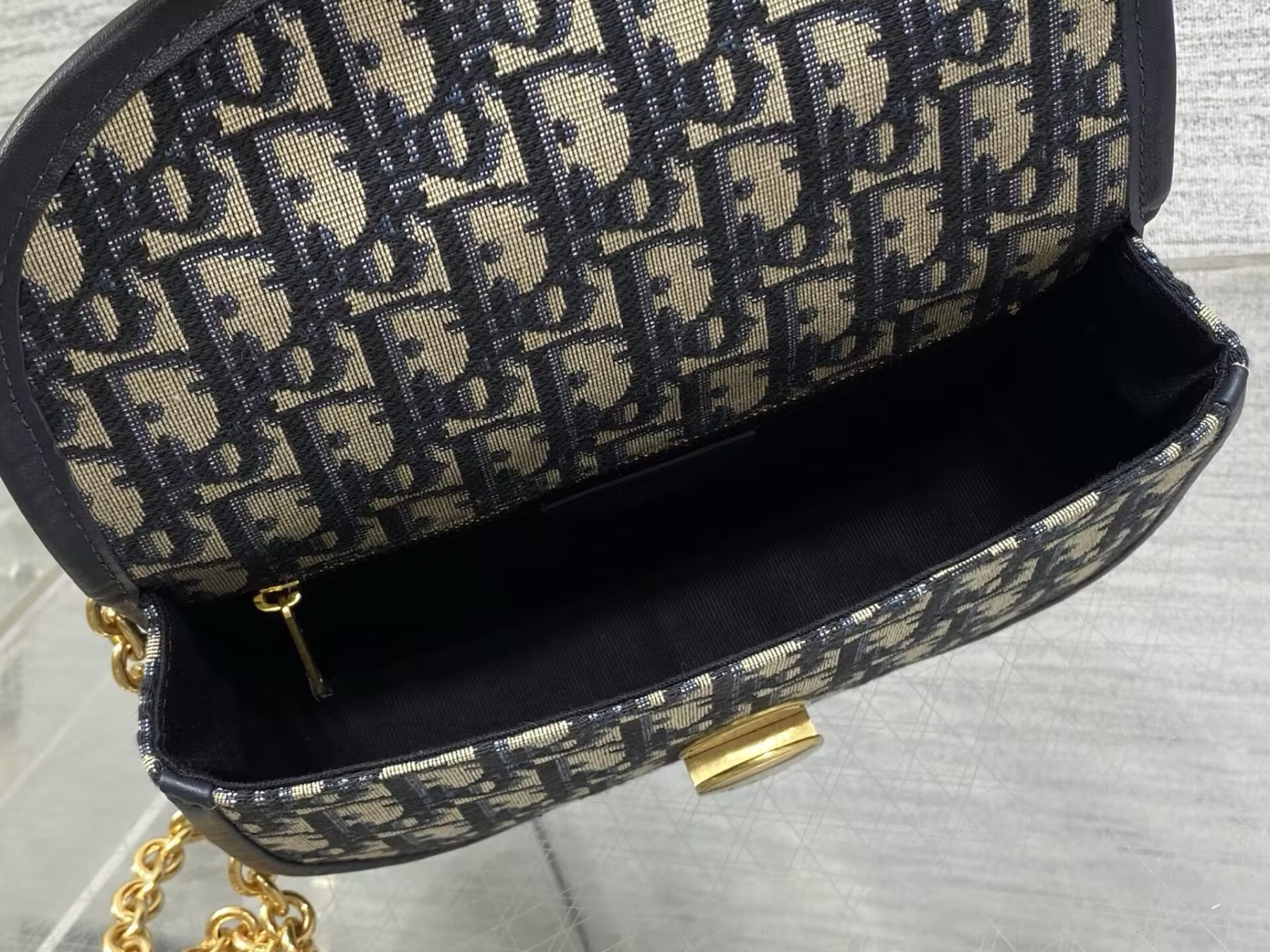 D10r Small Médaillon Flap Bag with Chain 21 x 12 x 5.5 cm
