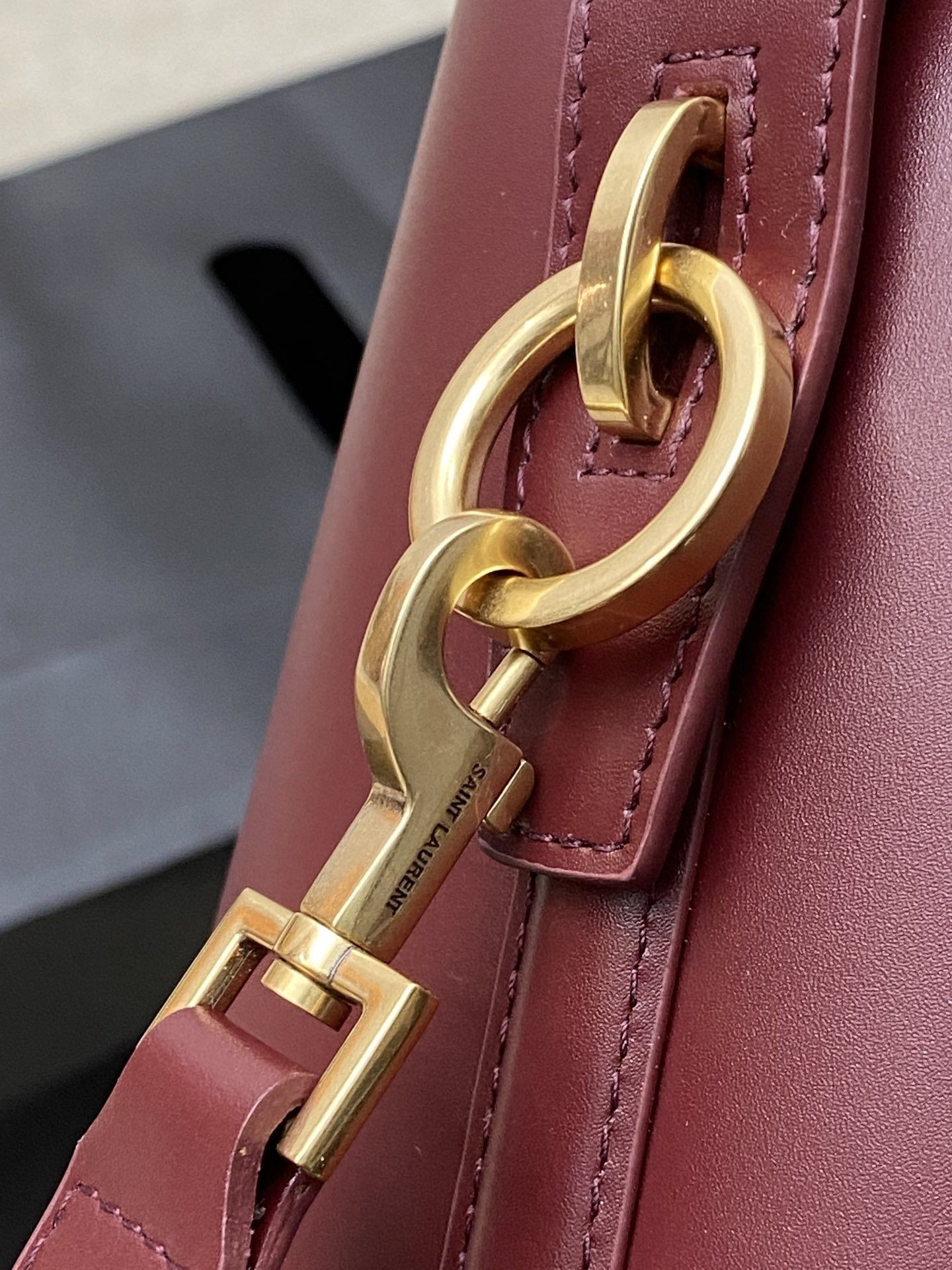 Y51 LE 37 In Shiny Leather 26x20x12cm