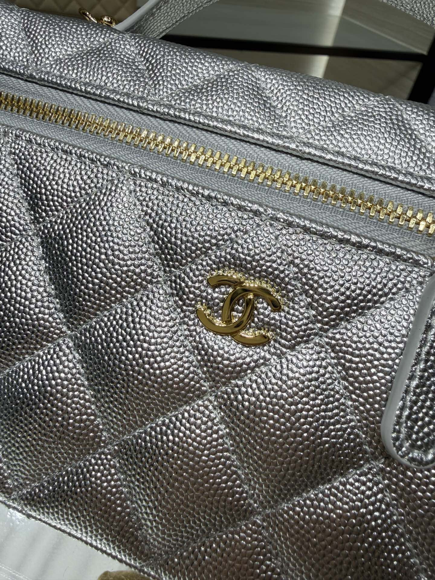 Ch**el Classic Vanity with chain Handbag AP4385 17x19x5cm