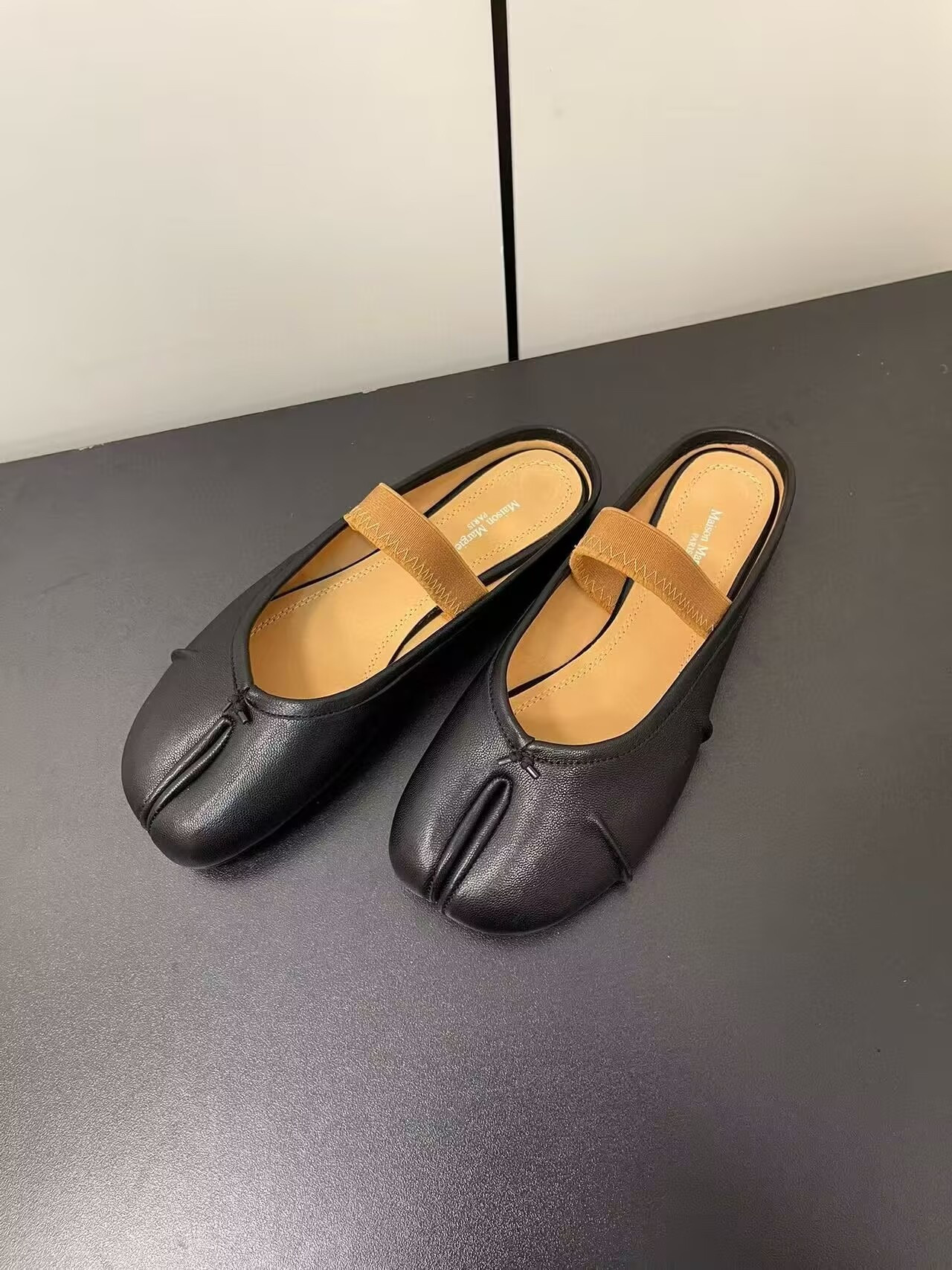 UA Ma1s0n Marg*e1a Split-Toe Leather Ballerina Mules Black